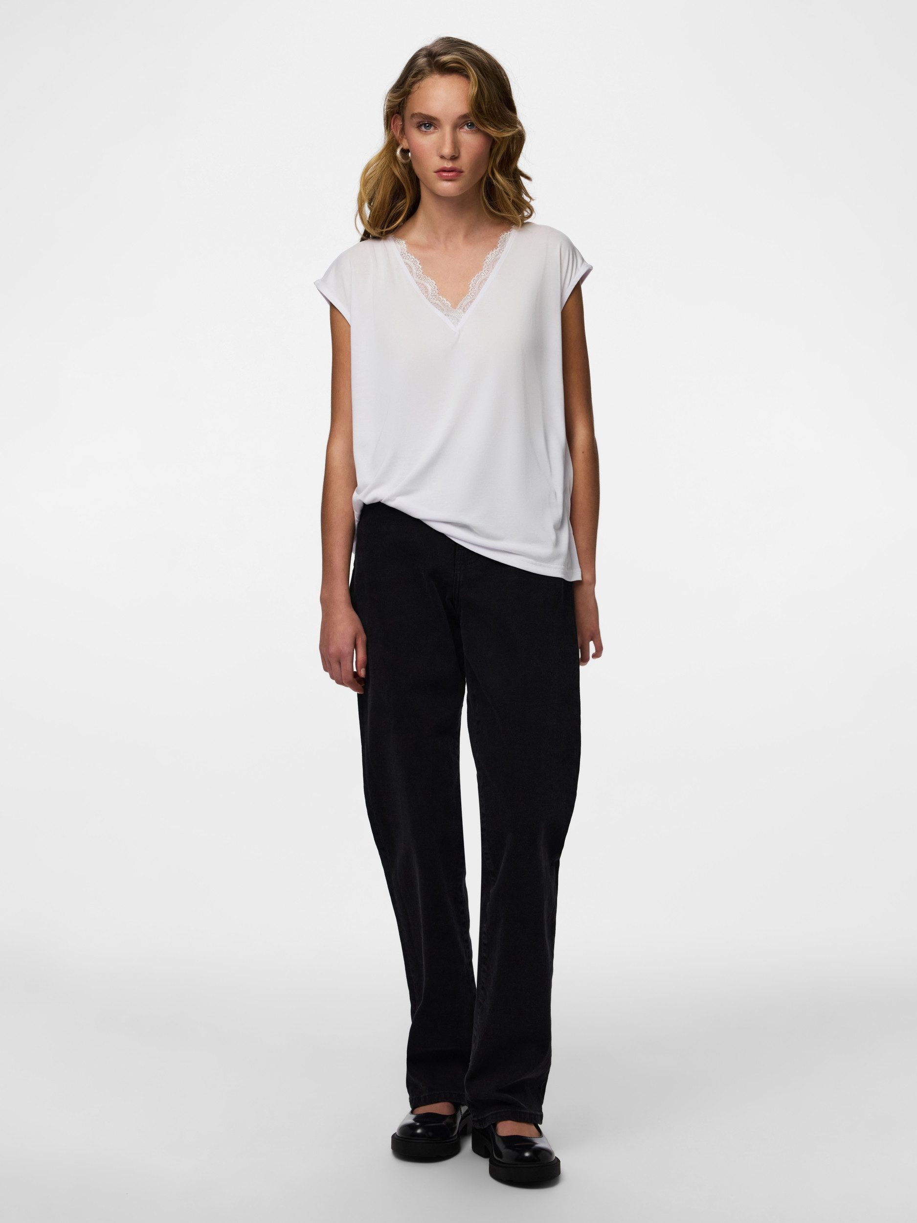 pieces T-Shirt PCKAMALA LACE V-NECK TEE JRS NOOS B