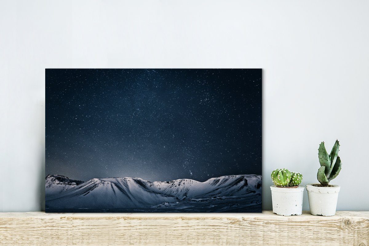 OneMillionCanvasses® Leinwandbild Eine sternenklare Wandbild schneebedeckten Bergen, St), (1 Wanddeko, cm Leinwandbilder, Aufhängefertig, Nacht über 30x20