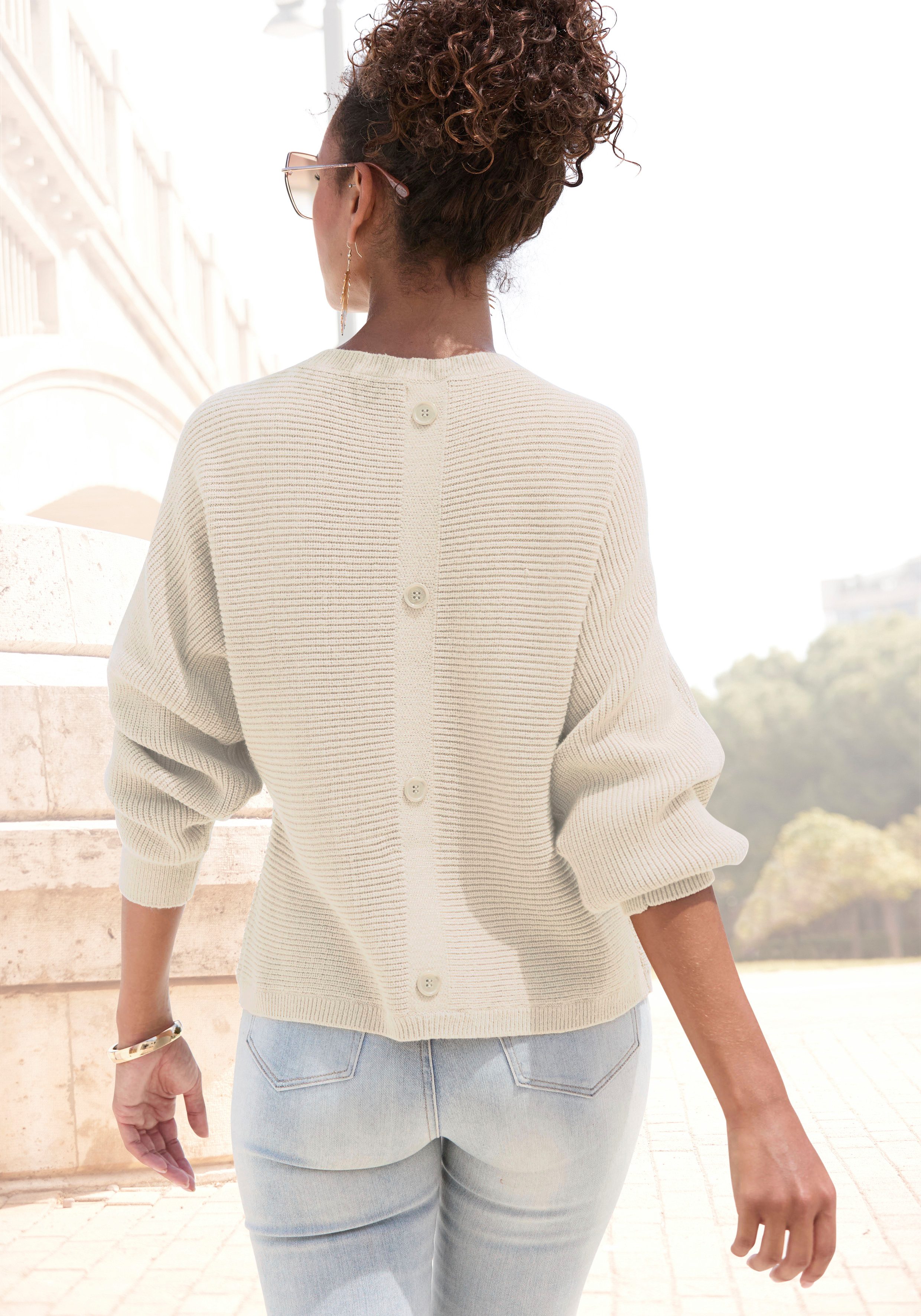 LASCANA Rundhalspullover aus Rippstrick mit Zierknöpfen am Rücken lässiger Fledermauspullover, lockerer Strickpullover, Oversize