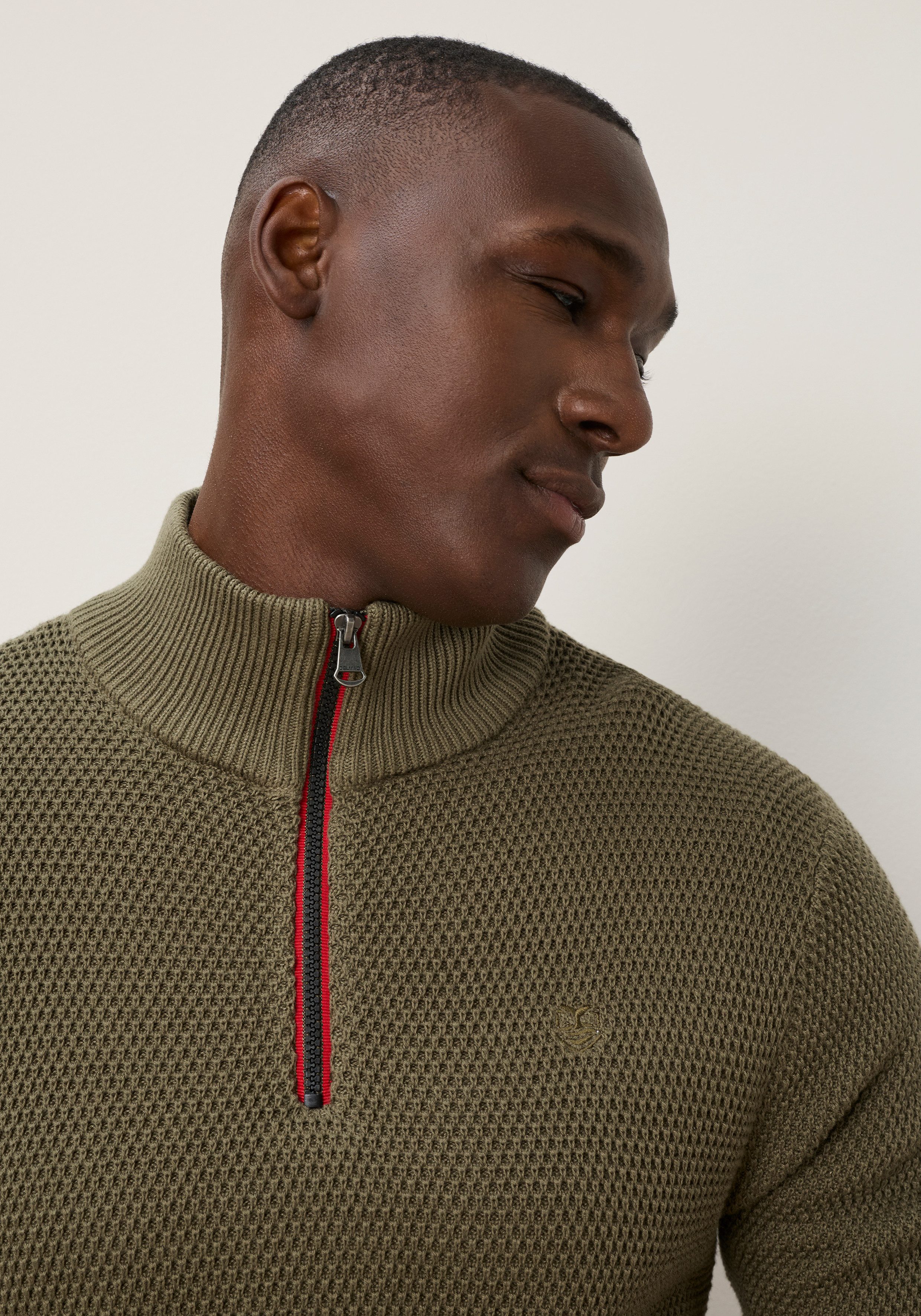 DELMAO Troyer Neue Kollektion! Highlight Kontrast- Reißverschluß aus Strickmaterial, Regular Fit, mit Label-Applikation – Bild 3 von 5