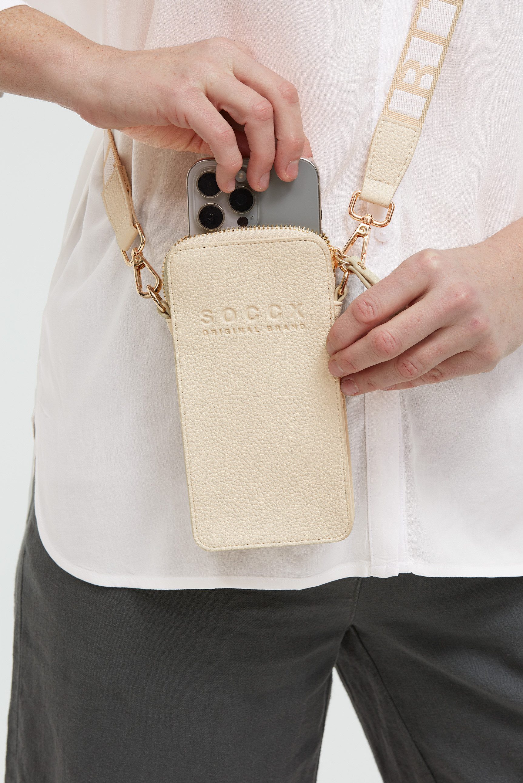 SOCCX Handytasche, mit abnehmbarem Schulterriemen