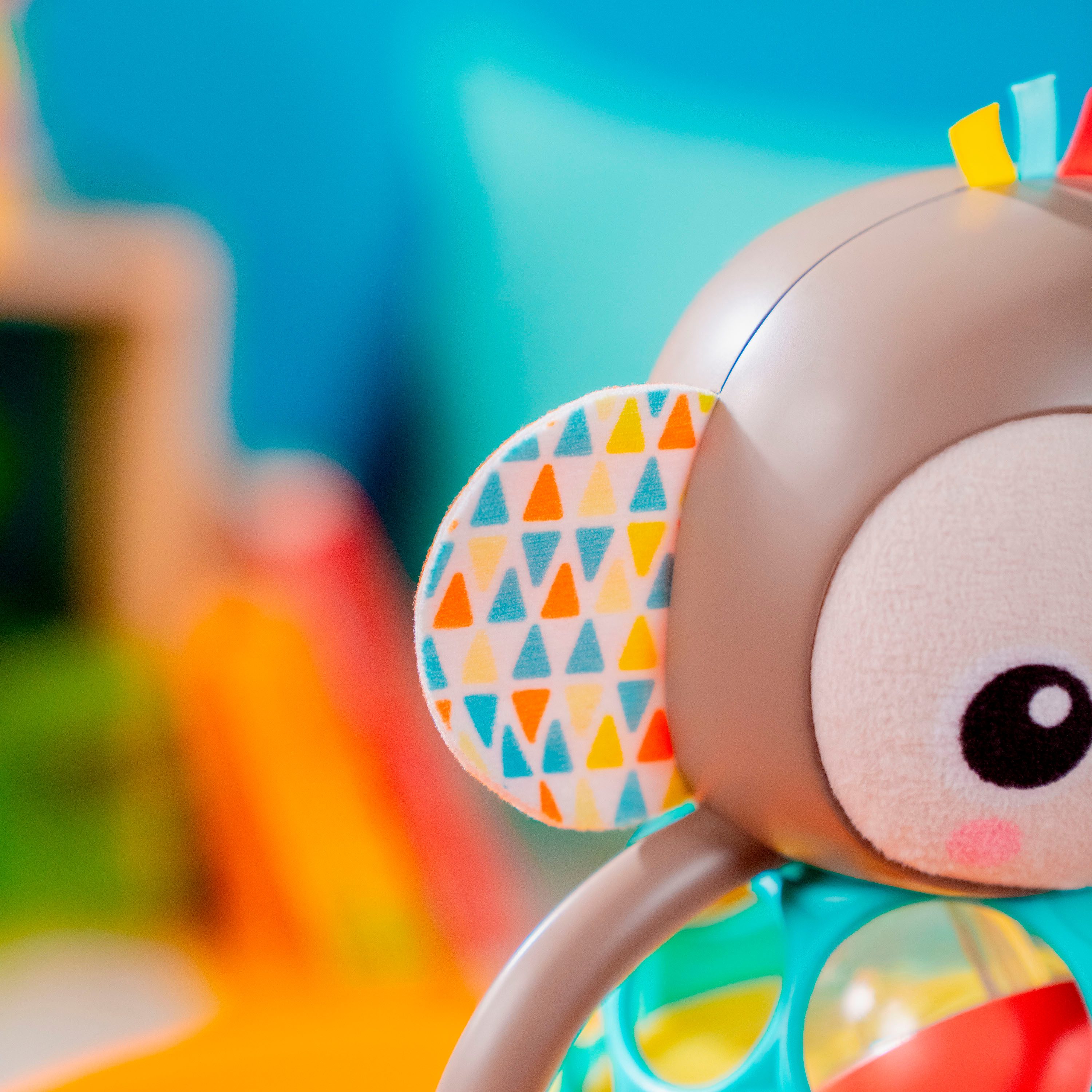 Bright Starts Greifspielzeug Grab & Giggle Monkey™ Multi-Sensory Toy, mit Sound