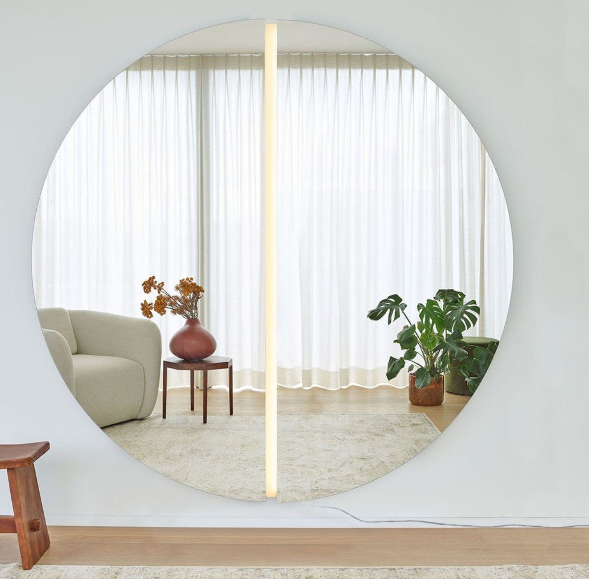 Casa Padrino Wandspiegel Luxus Spiegel 200 x 3,5 x H. 200 cm - Runder Wandspiegel mit LED Streifen - Wohnzimmer Hotel Restaurant Boutique Spiegel