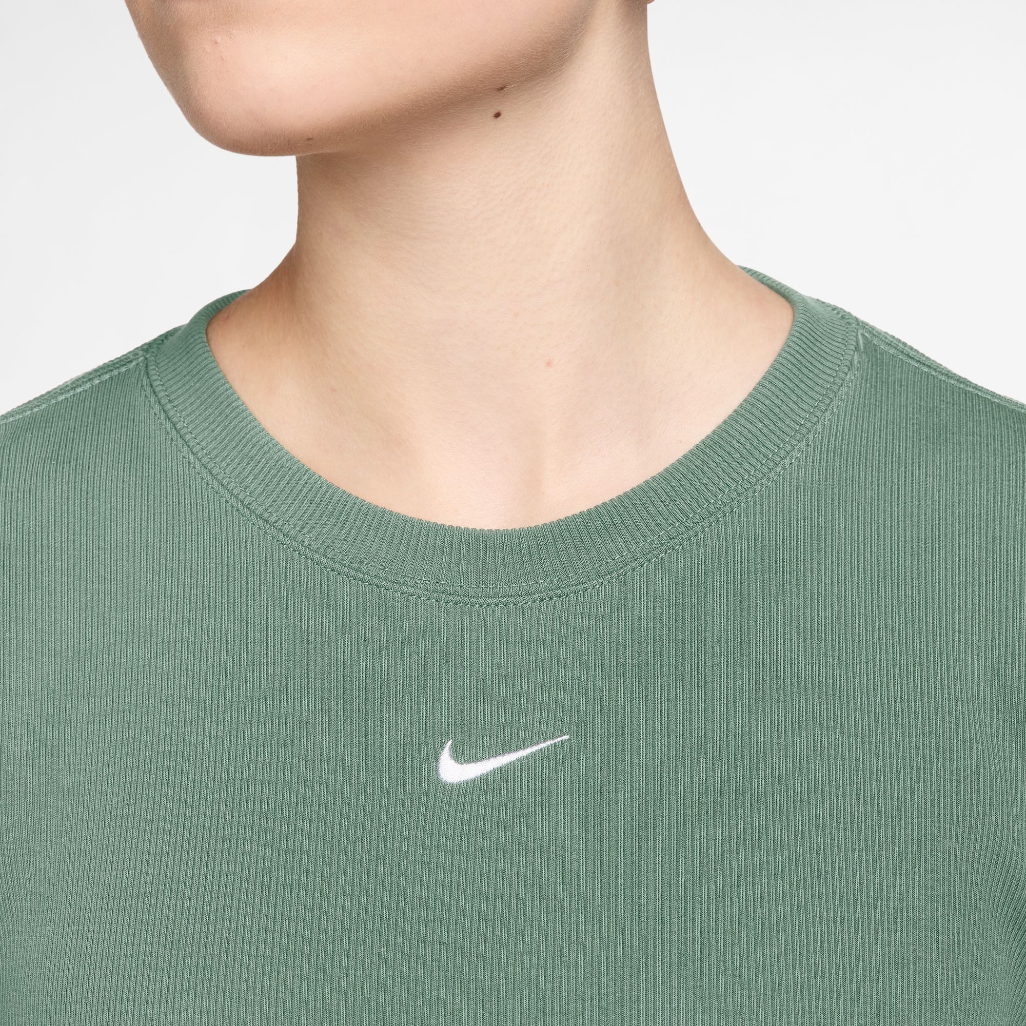 Nike Sportswear T-Shirt Nike Sportswear Women's Tight Ribbed Short-Sleeve T-Shirt mit Rundhalsausschnitt, kragenlos, Kurzarm, aus Feinripp-Material