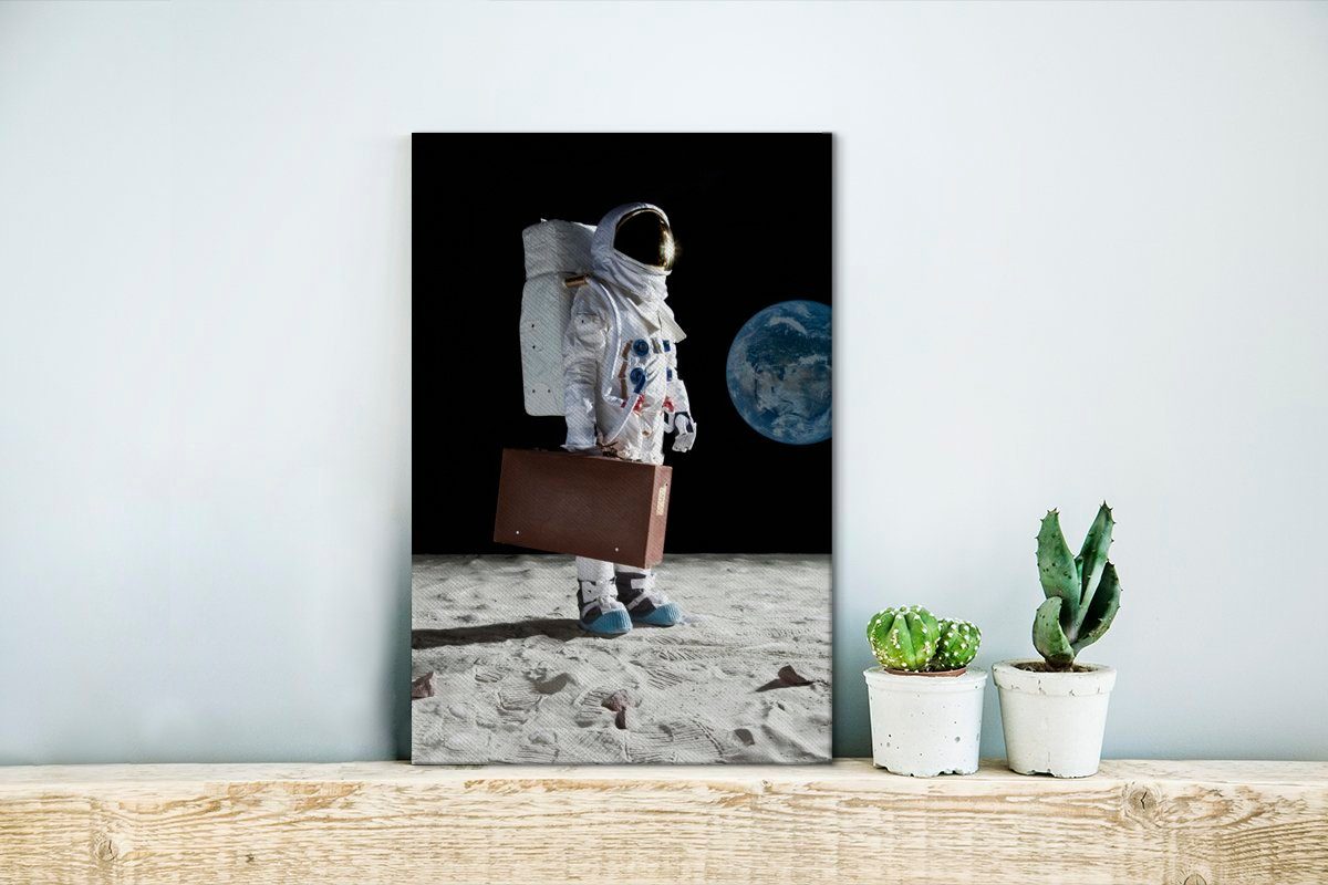 20x30 Leinwandbild St), OneMillionCanvasses® (1 Zackenaufhänger, cm Koffer - Mond, Leinwandbild Astronaut bespannt fertig Gemälde, inkl. -