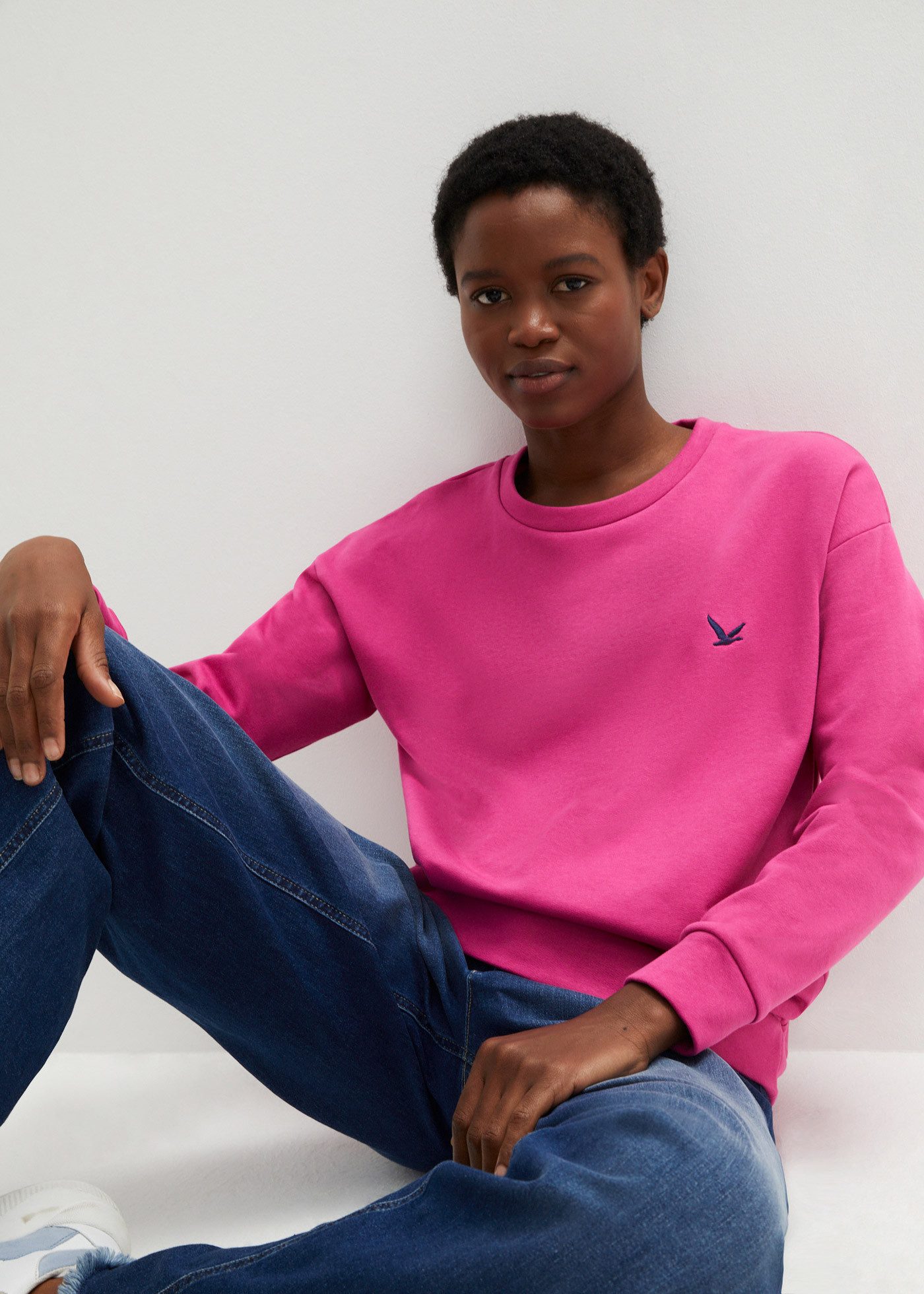 bonprix Sweatshirt lässig geschnittene Passform, bestickte Optik, ohne Verschluss