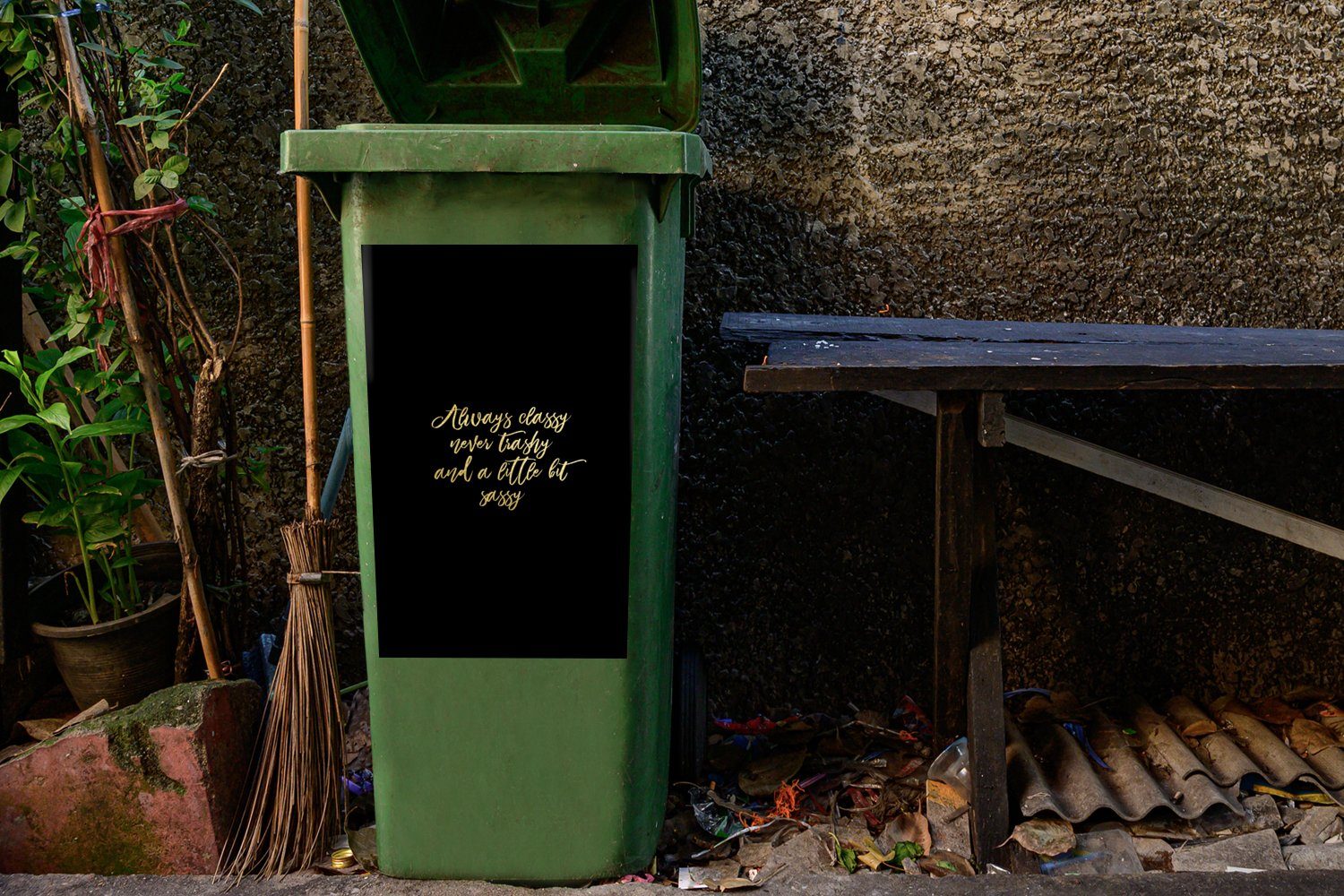 MuchoWow Wandsticker Briefe - Container, St), Gold - Mülltonne, Mülleimer-aufkleber, (1 Zitate Sticker, Abfalbehälter