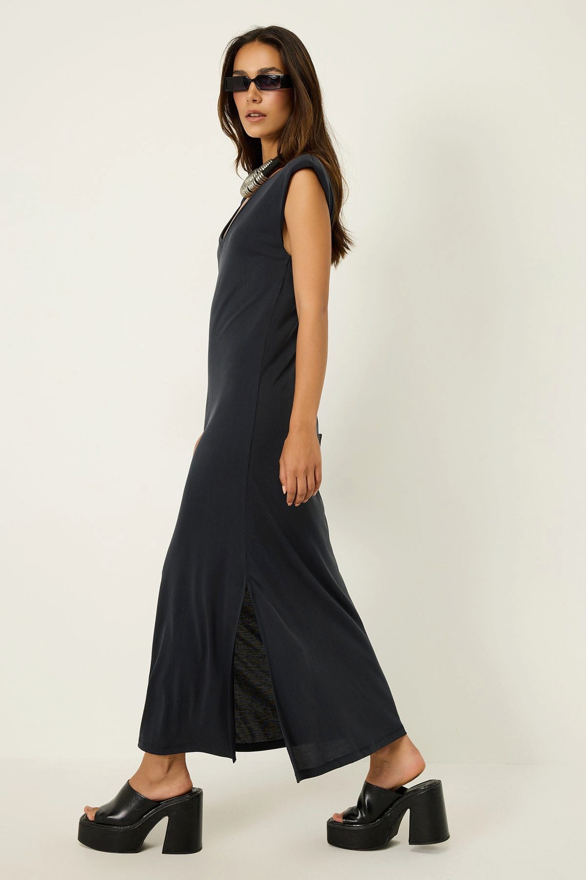 No Matter What Midikleid Gepolstertes Kleid mit V-Ausschnitt – Bild 3 von 4