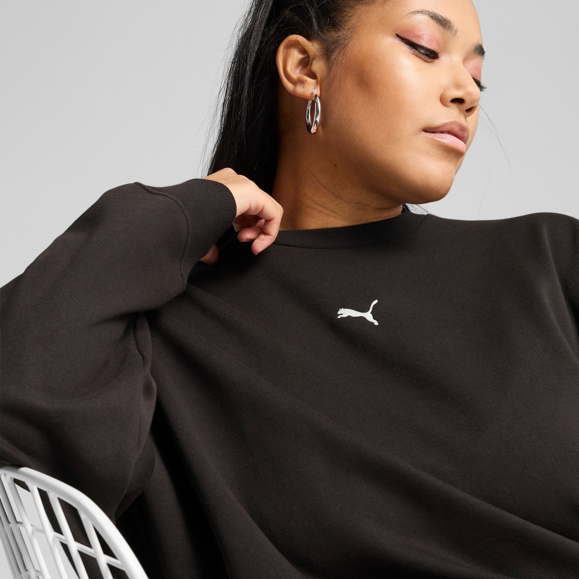 PUMA Langarmshirt ESS OVERSIZED CREW FL Oversize-Passform, Rundhalsausschnitt, gerippte Bündchen und Saum