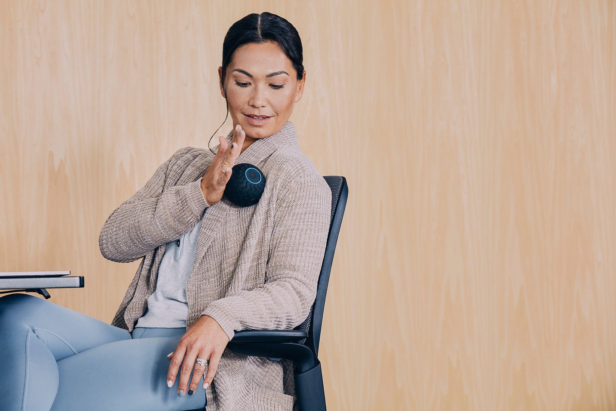 Therabody Massagegerät Theragun WaveSolo, Faszientherapie mit 5 Vibrationsfrequenzen, App-Steuerung
