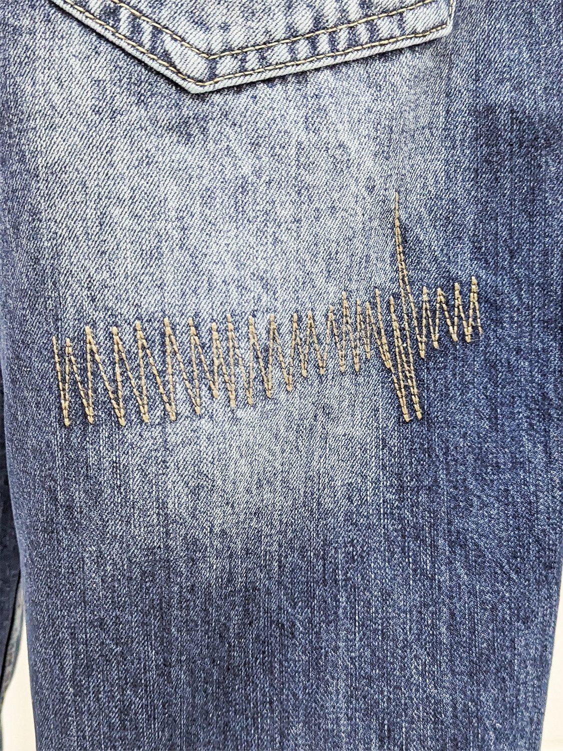 DADA Supreme Regular-fit-Jeans Mit kontrastreicher Stickerei und extra weitem Schnitt Goth Letters Baggy