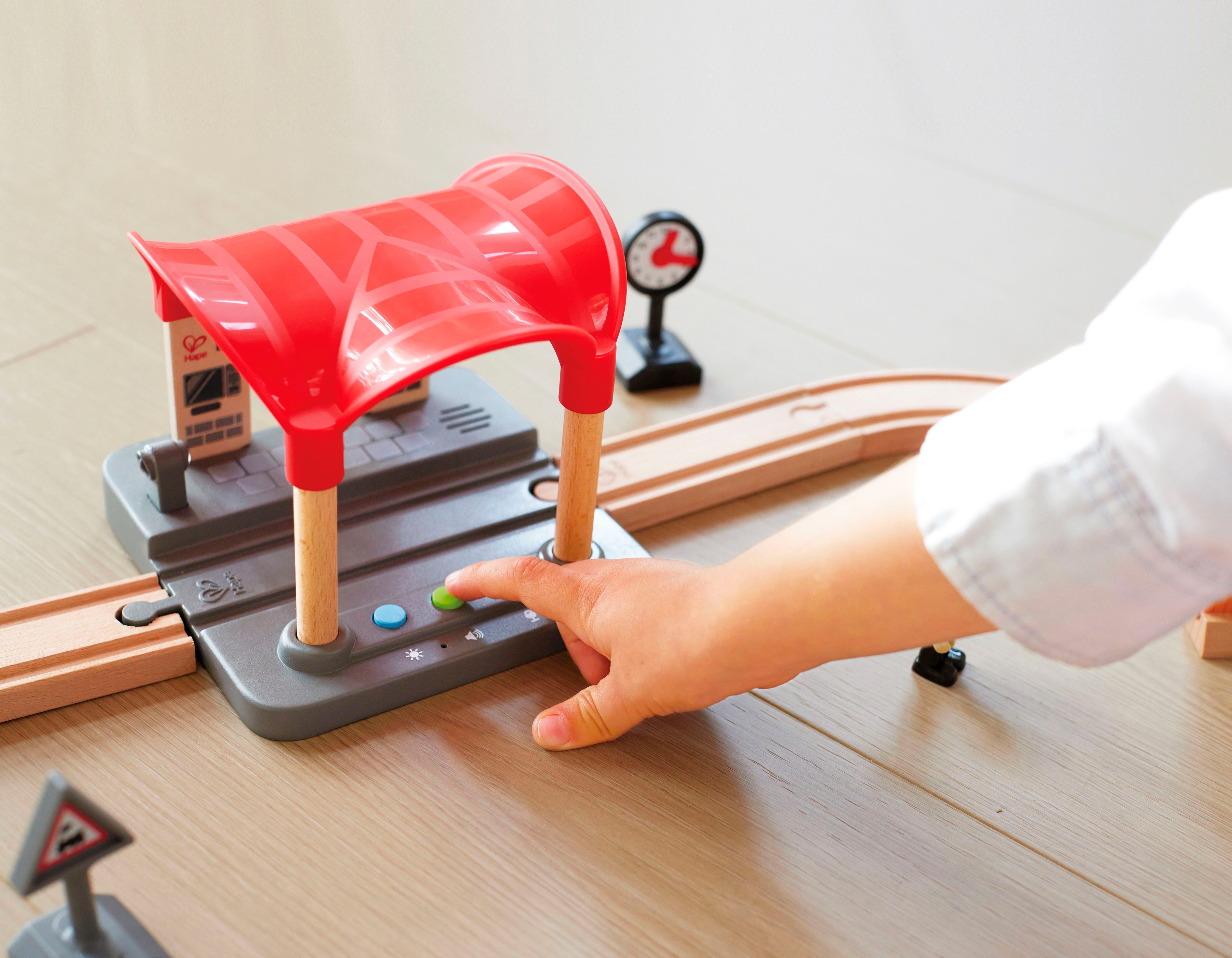 Hape Spielzeugeisenbahn-Gebäude Bahnhof mit Durchsagefunktion, mit Soundeffekt