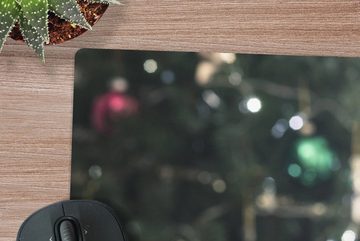 MuchoWow Gaming Mauspad Der Weihnachtsschmuck mit einem Weihnachtsbaum im Hintergrund (1-St), Büro für Tastatur und Maus, Mousepad Gaming, 90x60 cm, XXL, Großes