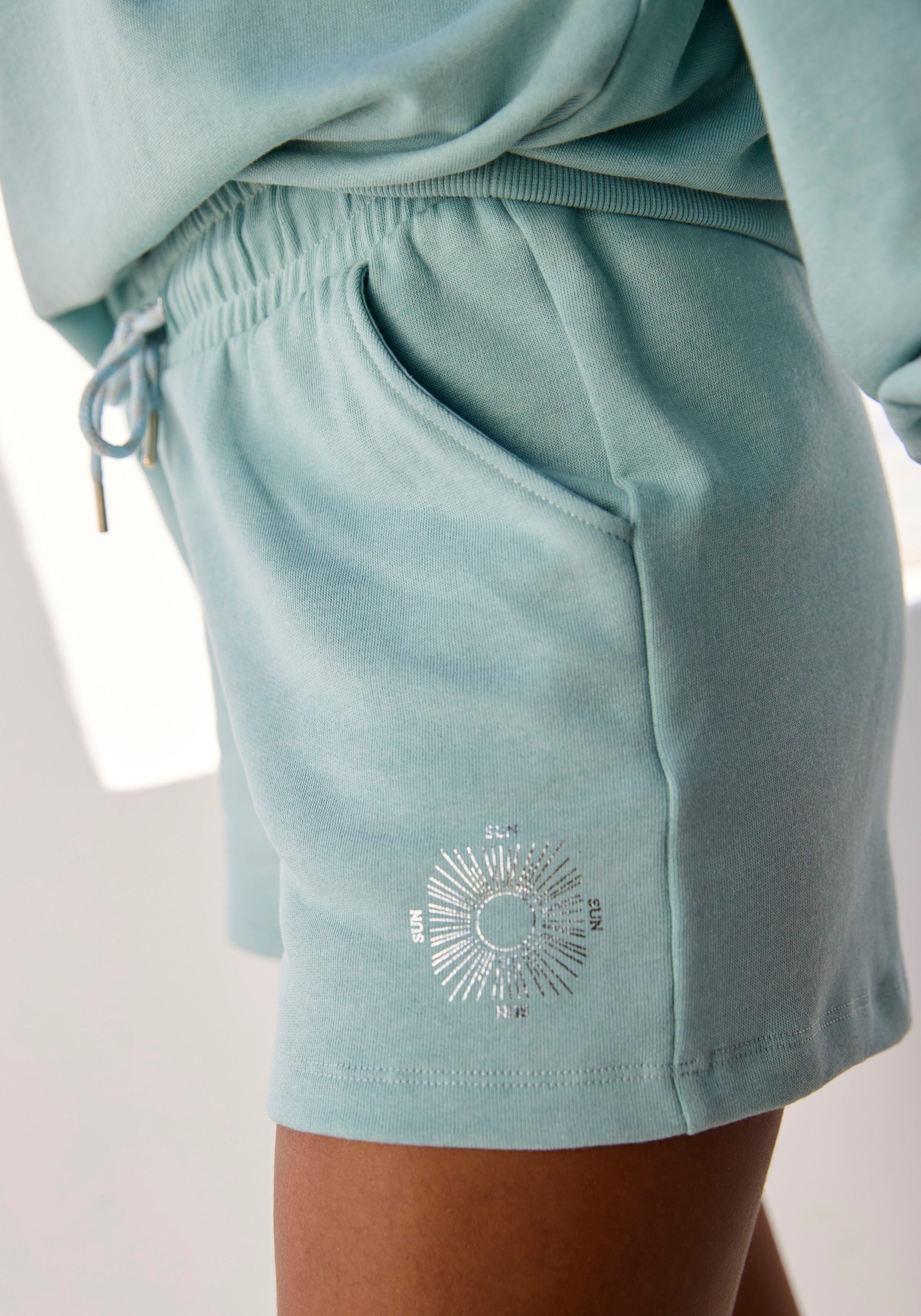 Buffalo Sweatshorts Loungeshorts mit seitlichen Taschen und kleinem Print, Loungewear