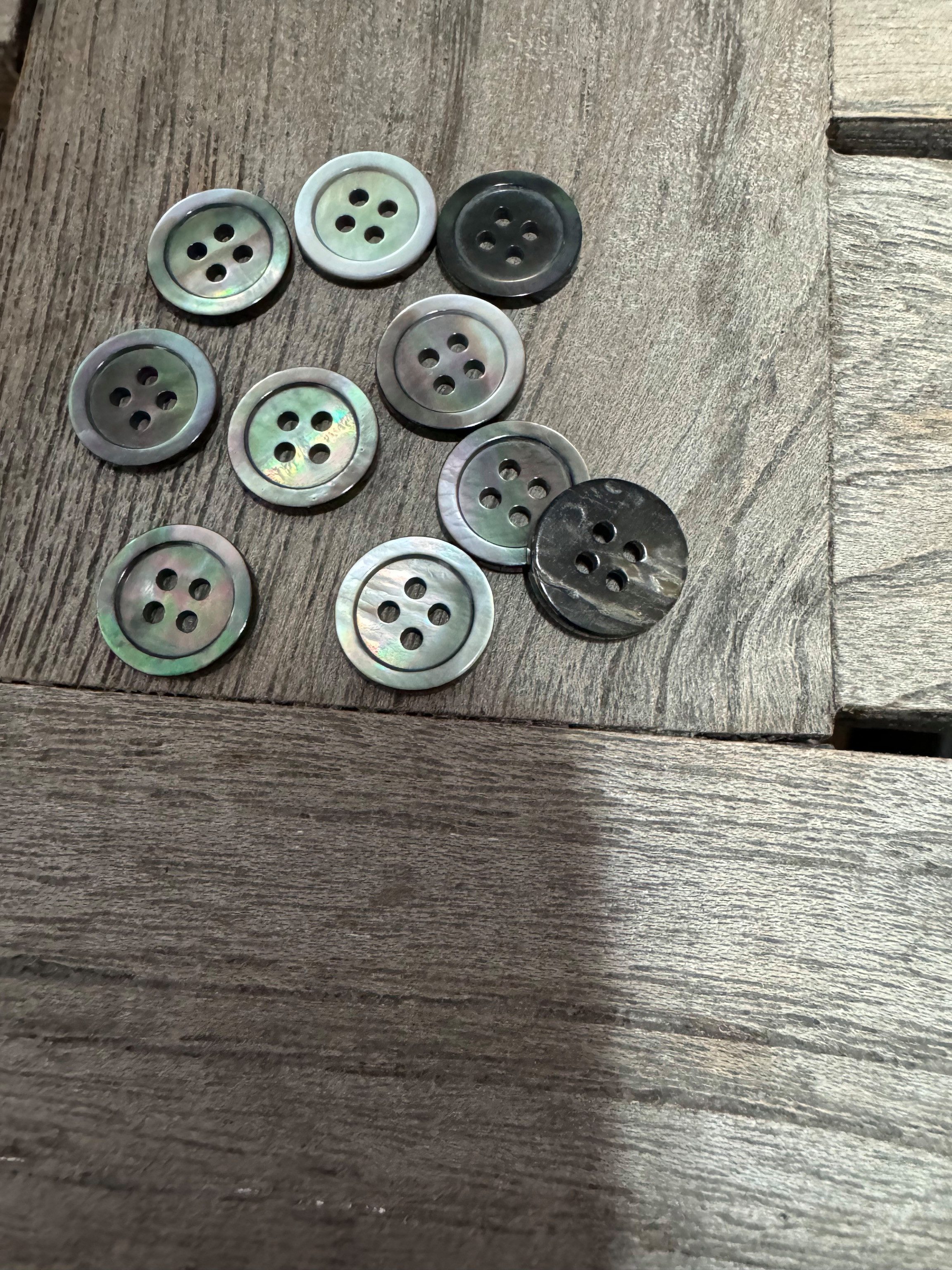 Hartmann-Knöpfe Knopf 10 Stück grau schimmernde Perlmuttknöpfe 4 Loch für Bluse oder Hemd