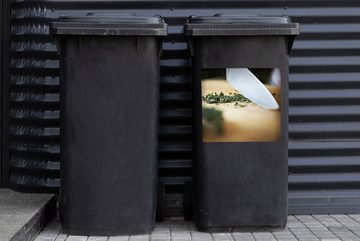 MuchoWow Wandsticker Schneiden von Gemüse auf einem Schneidebrett (1 St), Mülleimer-aufkleber, Mülltonne, Sticker, Container, Abfalbehälter