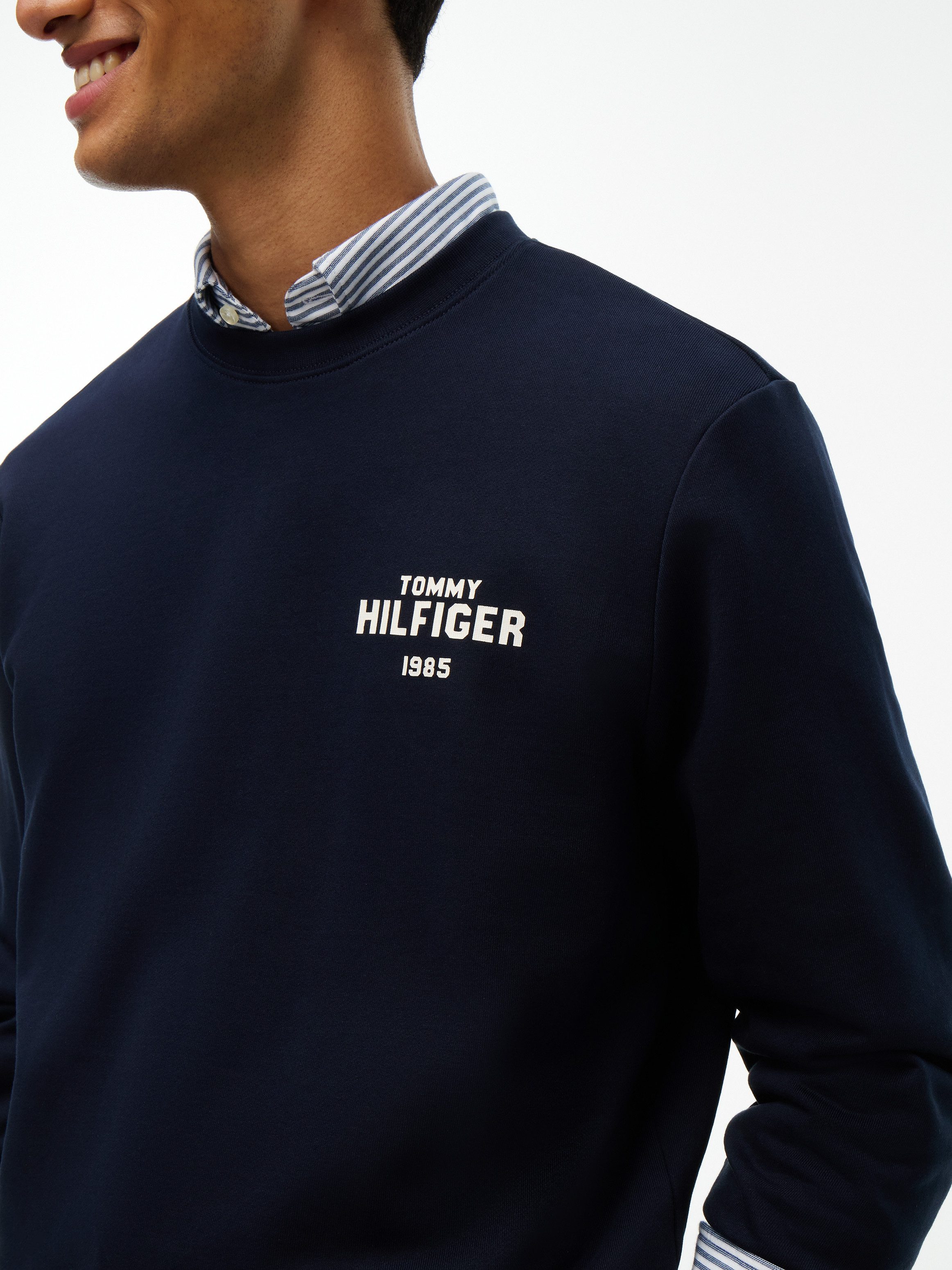 Tommy Hilfiger Sweatshirt HILFIGER 1985 REF TERRY CREW aus Baumwoll-Terry, Regular Fit – Bild 2 von 5