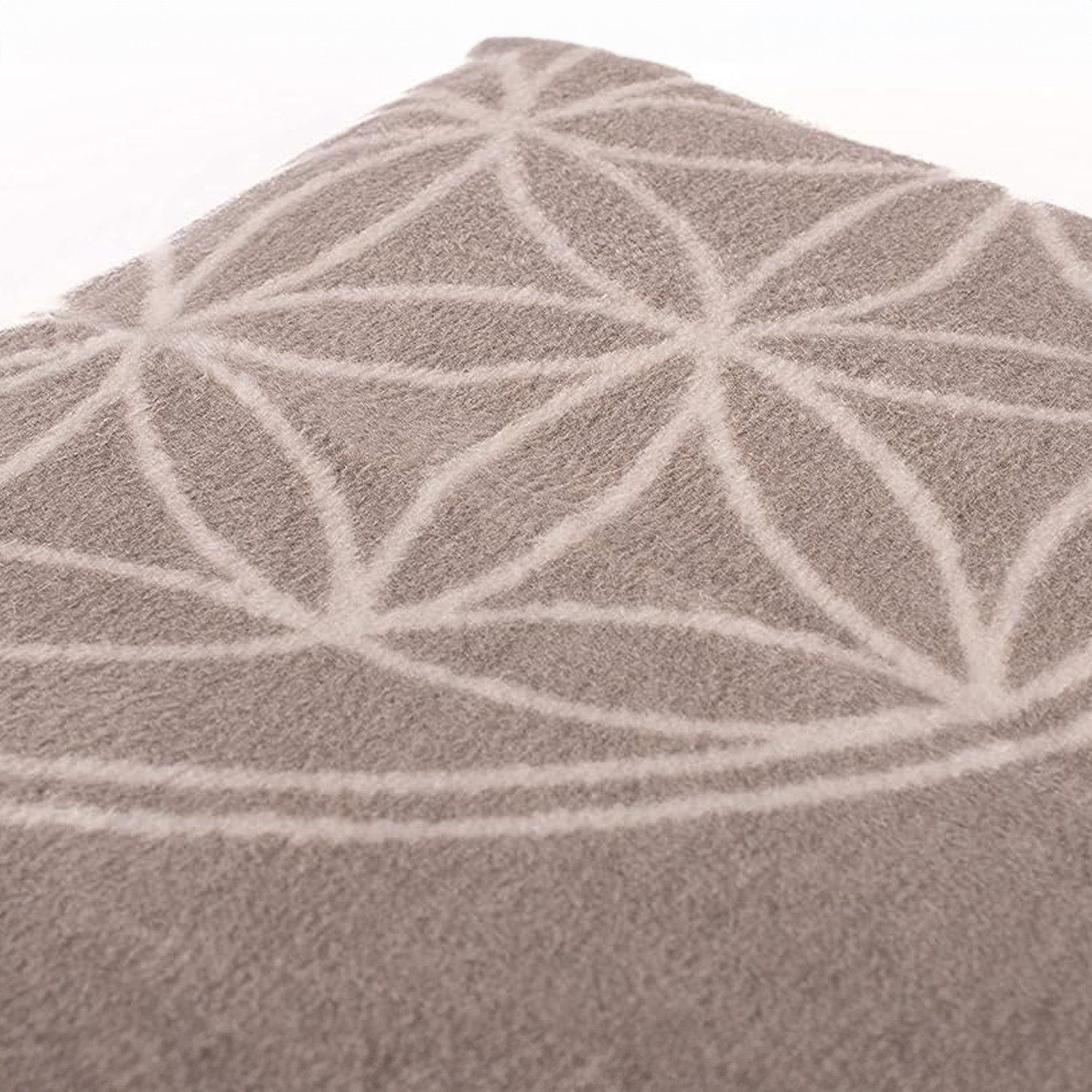 Wolldecke J2BG Kuscheldecke Baumwolle, Blume des Lebens Grau-Ecru, 150x200c günstig online kaufen