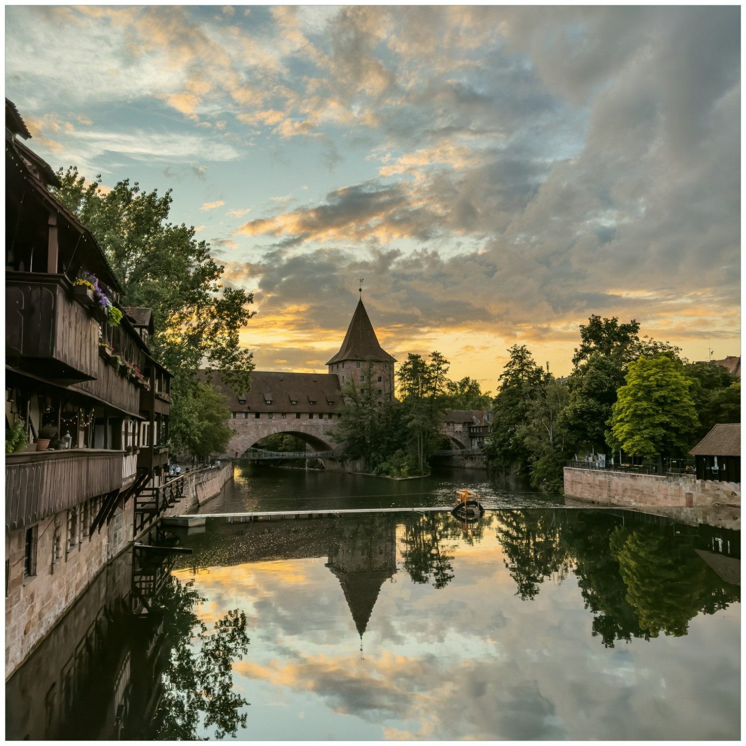 Wallario Glasbild, Stadtkern bei Sonnenuntergang, in verschiedenen Ausführungen