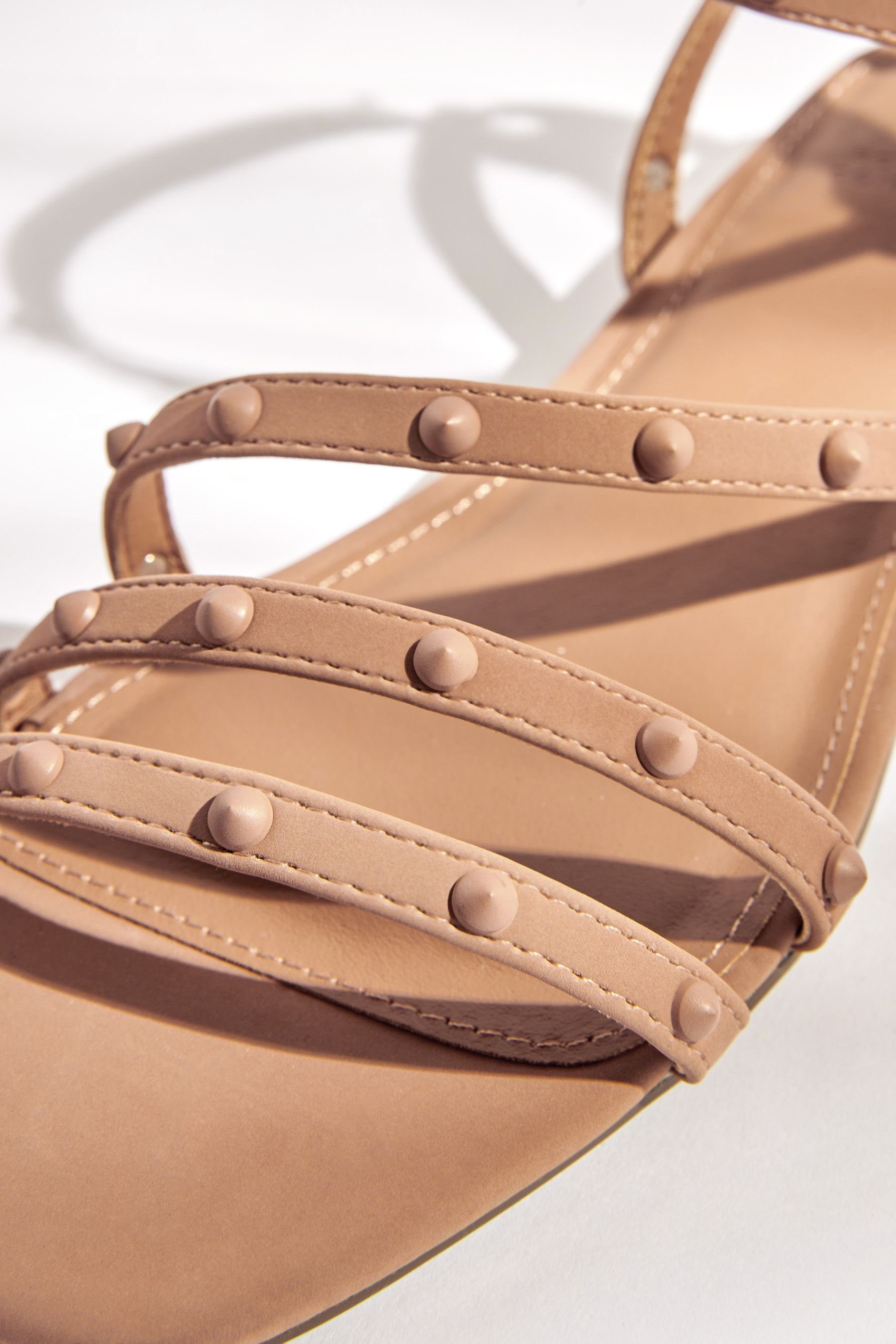 Next Forever Comfort® Nieten-Sandale (1-tlg) Camel Brown Keilsandalette mit Knöchelriemen