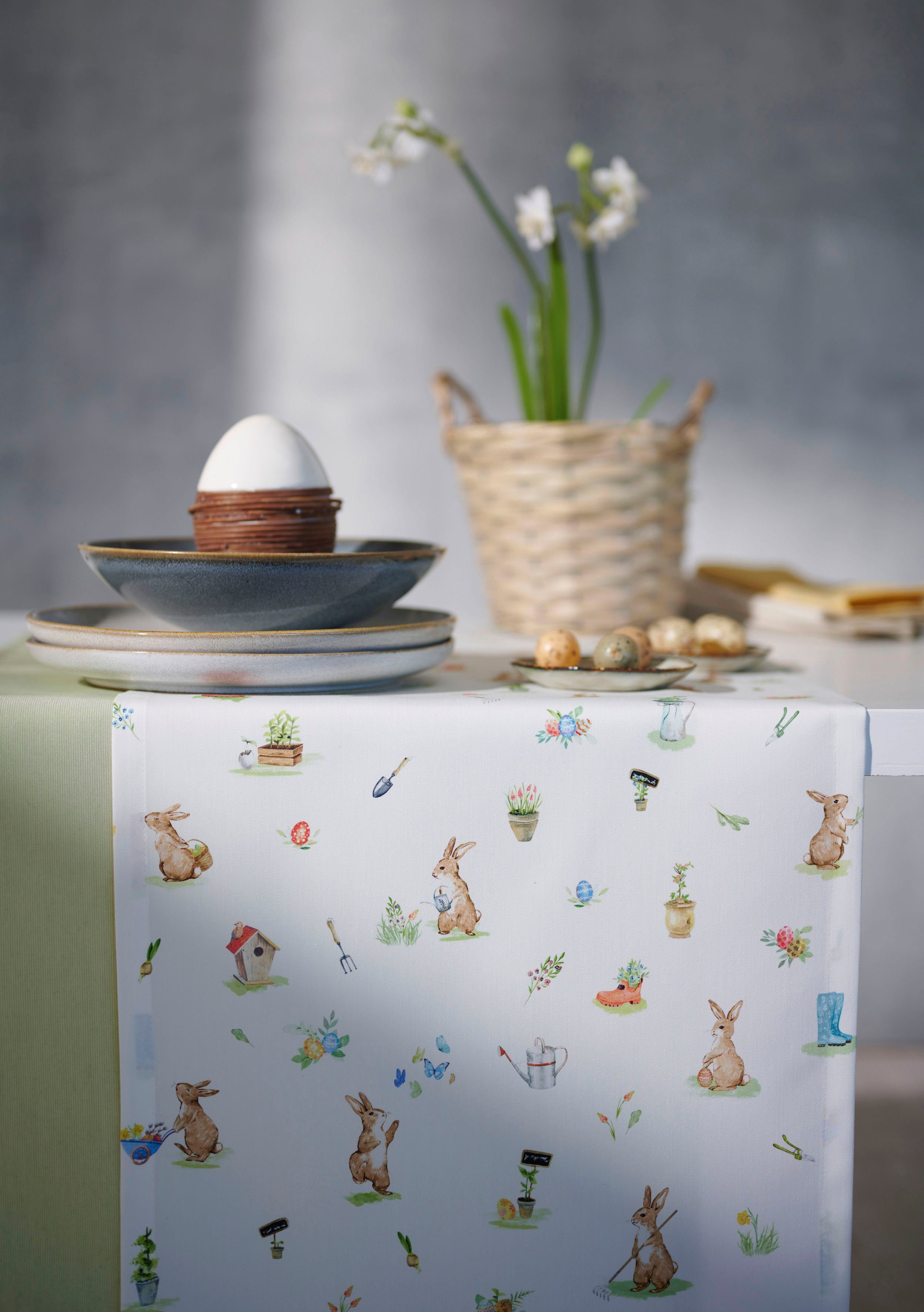 APELT Tischläufer 6812 HAPPY EASTER, Häschen Garten Design mit Ostern (1-tlg), Digitaldruck, im modisches Osterdeko, verspielten