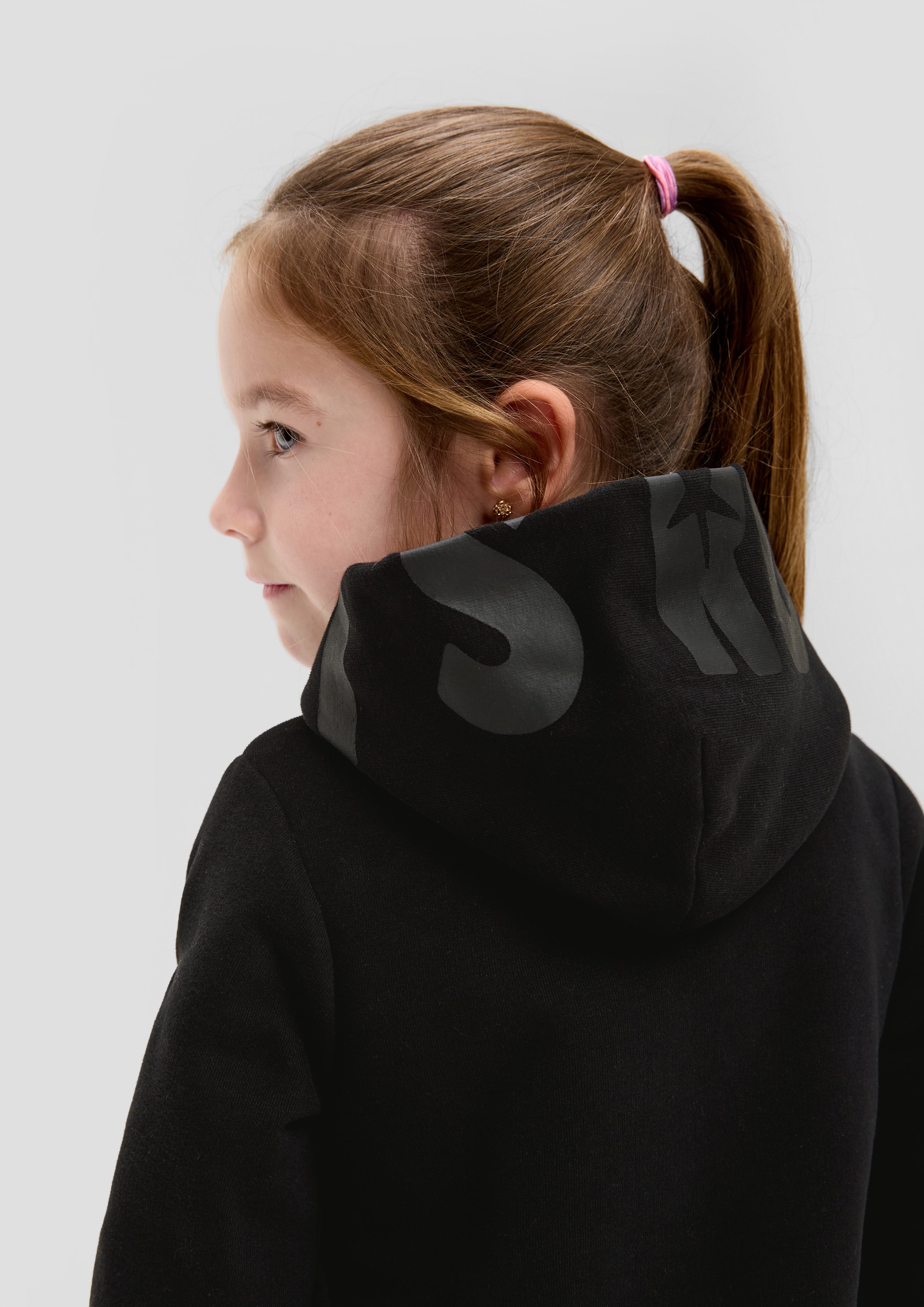 s.Oliver Sweatshirt Pailletten Sweatshirt schwarz Pailletten-Detail mit