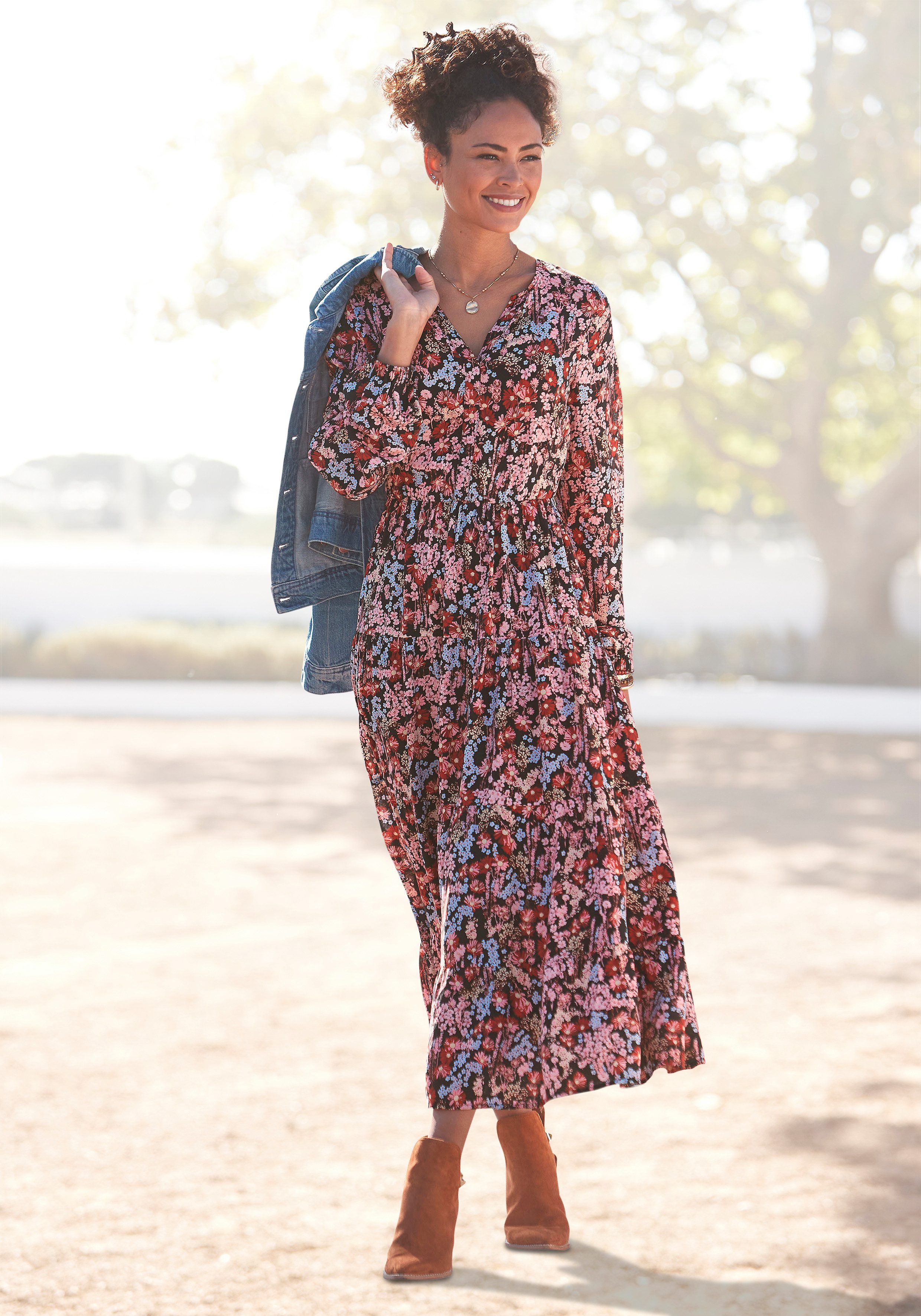 LASCANA Maxikleid mit Blümchenprint und V-Ausschnitt aus Viskose, locker bequemer Look Langärmliges Webkleid, Sommerkleid, modisches Kaftankleid, Druckkleid
