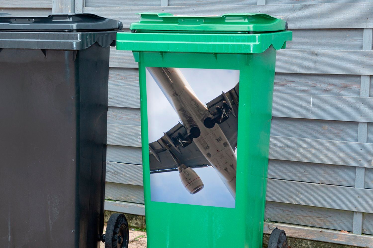 MuchoWow Wandsticker unter Sticker, Mülleimer-aufkleber, Direkt Container, einem St), (1 landenden Mülltonne, Abfalbehälter Flugzeug