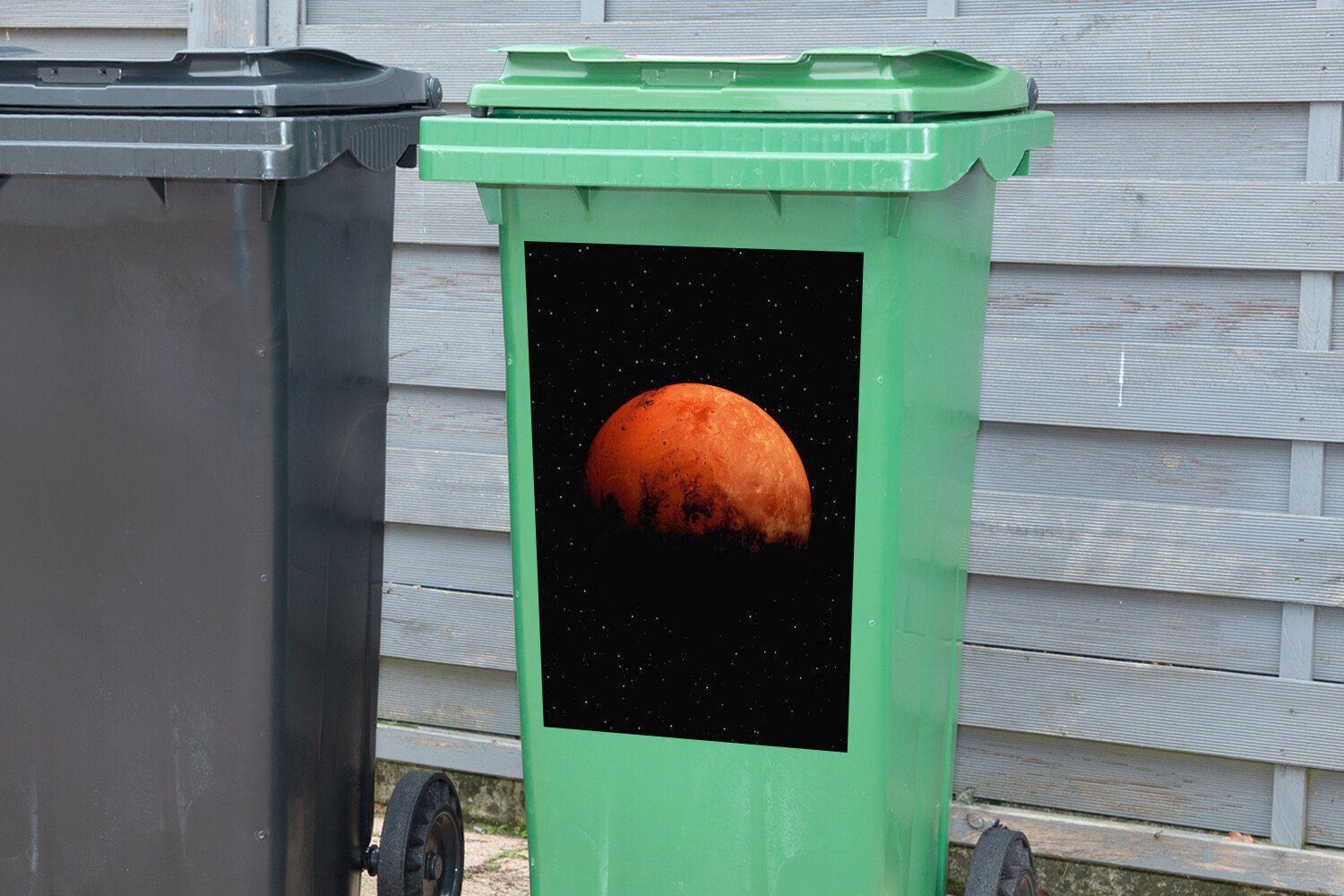 MuchoWow Wandsticker Der Mülleimer-aufkleber, halb verdunkelte am Container, St), (1 Abfalbehälter Sticker, Mülltonne, Himmel Mars