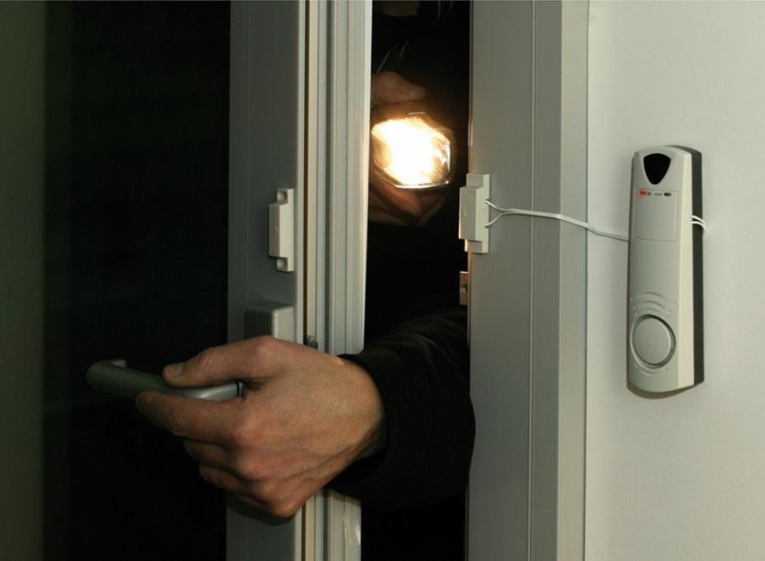 Untiec Raum-Überwachung mit Magnetkontakt Türalarm Alarmanlage (Alarmanlage mit 2x Fernbedienung Fensteralarm Durchgangsmelder) – Bild 3 von 4