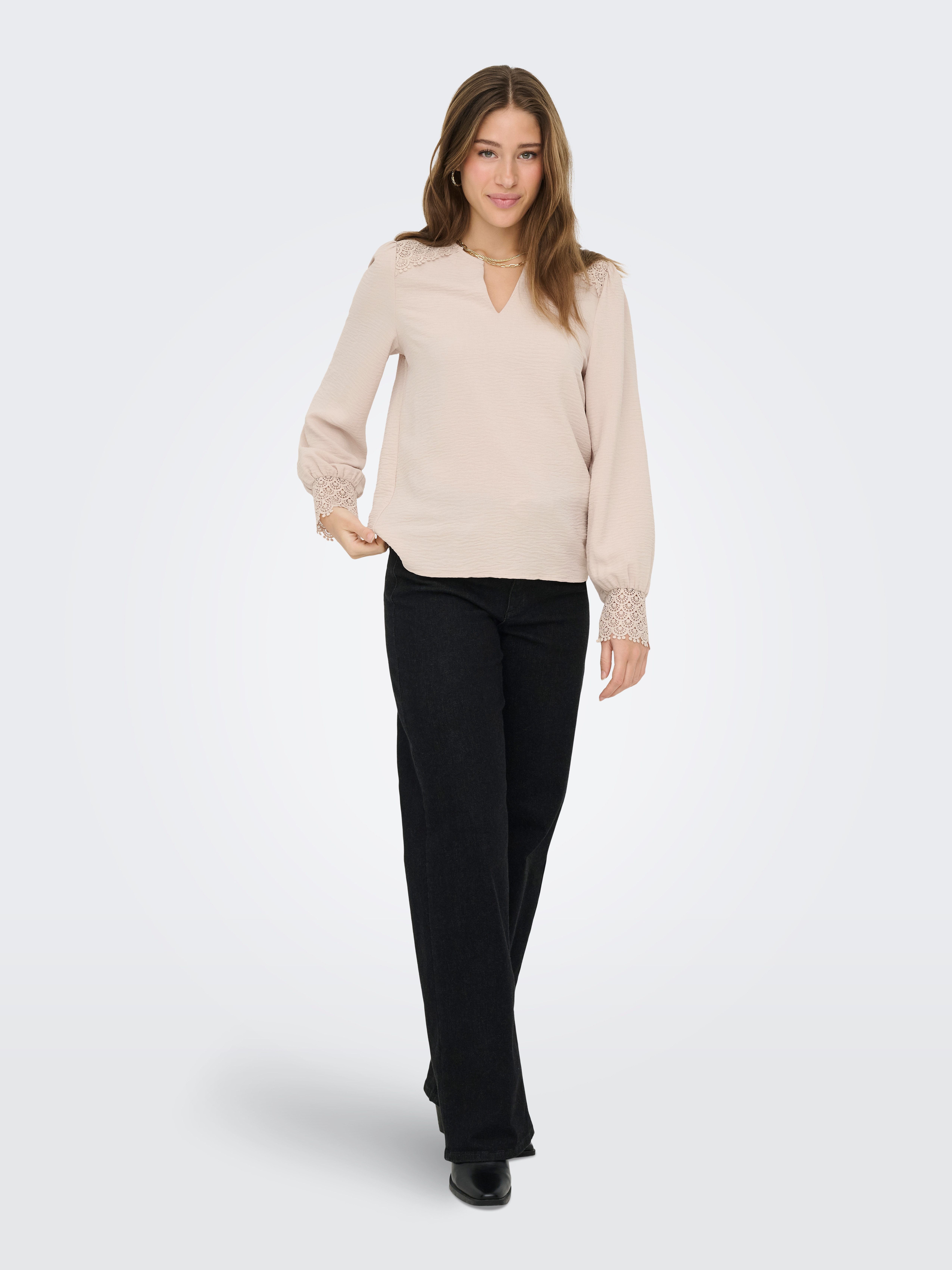 ONLY Langarmbluse ONLCERENA METTE L/S LACE VNECK TOP WVN Kunstfaser, regular fit, V-Ausschnitt – Bild 5 von 5
