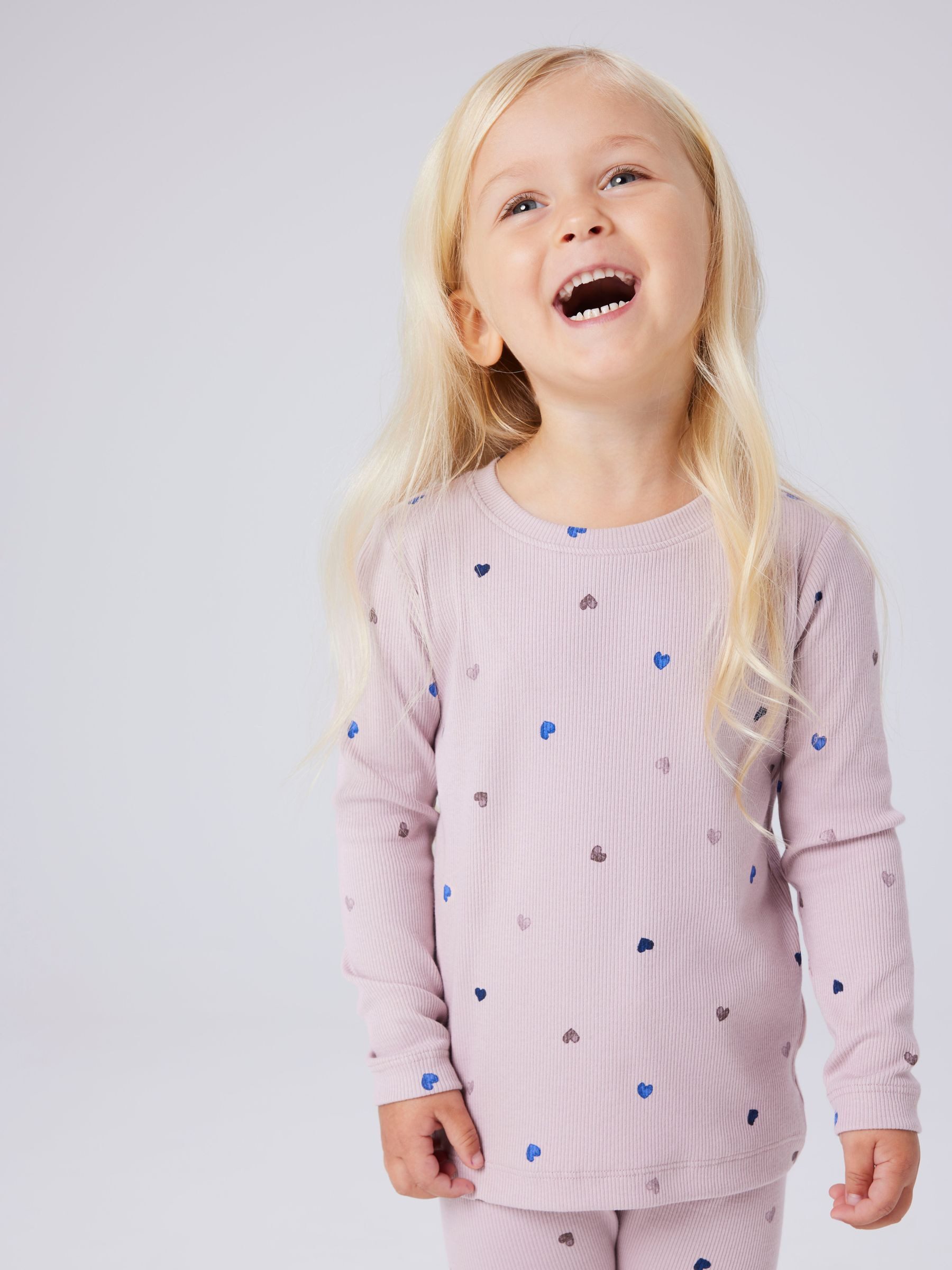 Name It Langarmshirt NMFNUTTI LS TOP NOOS mit tollem Herzchen-Alloverprint