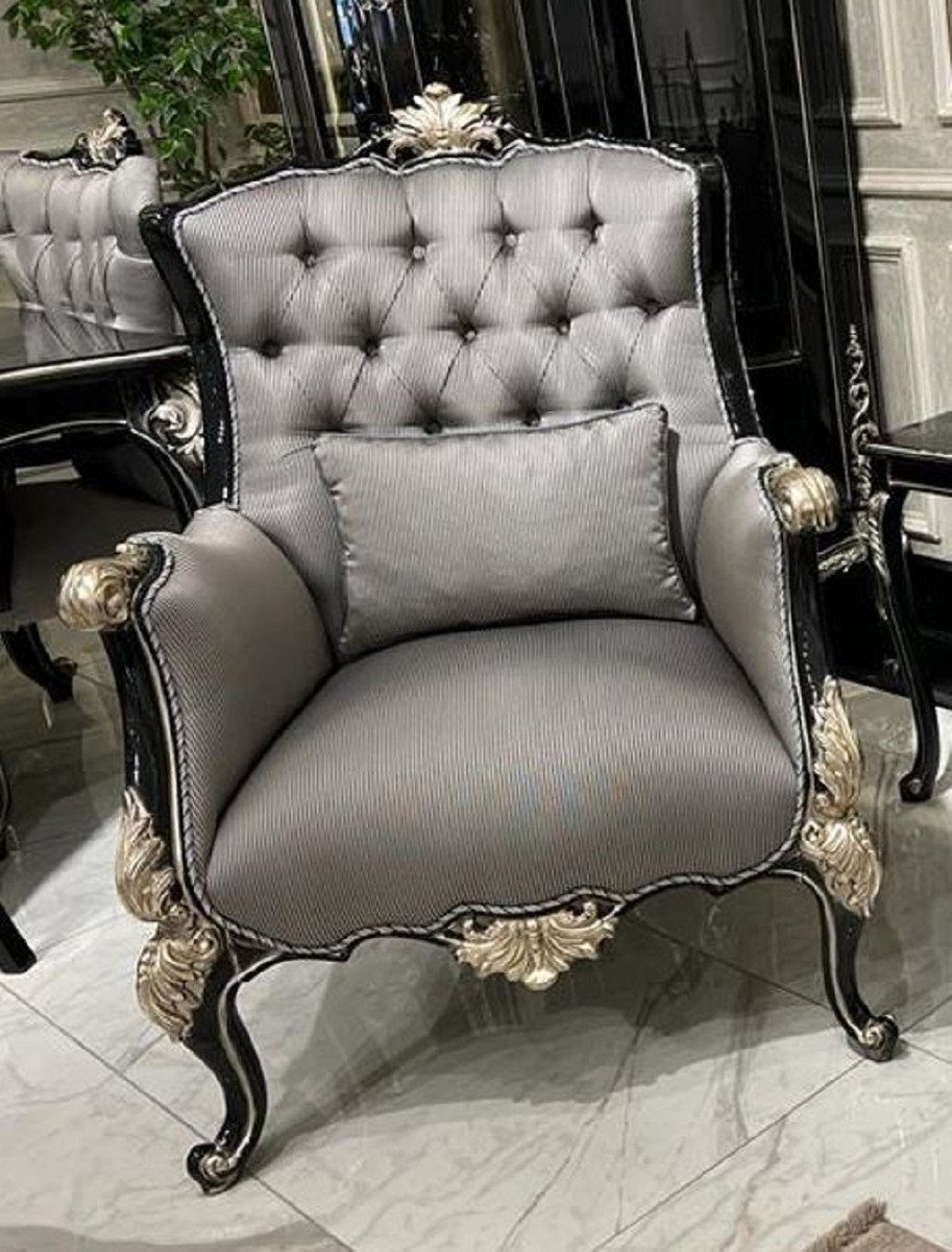 Casa Padrino Sessel Luxus Barock Wohnzimmer Sessel Silber / Schwarz / Silber - Handgefertigter Barockstil Sessel mit dekorativem Kissen - Barock Wohnzimmer Möbel