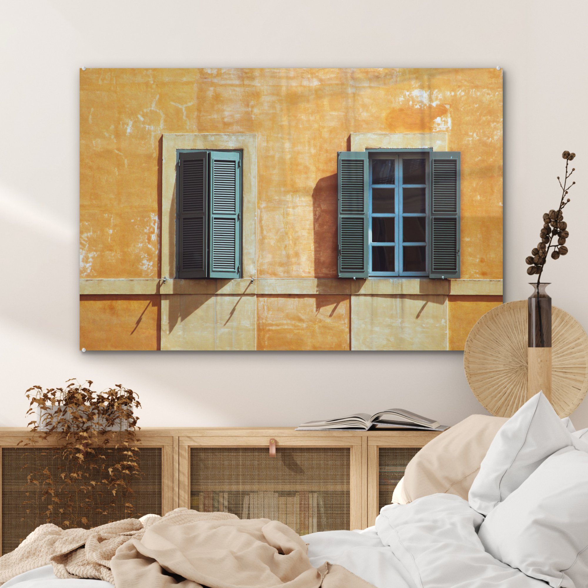 Fenster (1 orangefarbenen Schlafzimmer Rom, Wand Wohnzimmer Acrylglasbild mit in Zwei & MuchoWow vor Fensterläden einer St), Acrylglasbilder