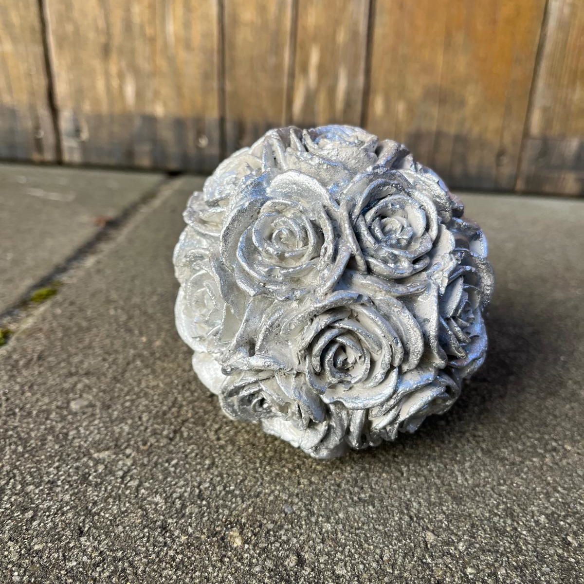 ZGM Gartenfigur Beton Rosenkugel mit silberner Patina, eine ganz besondere Dekoration