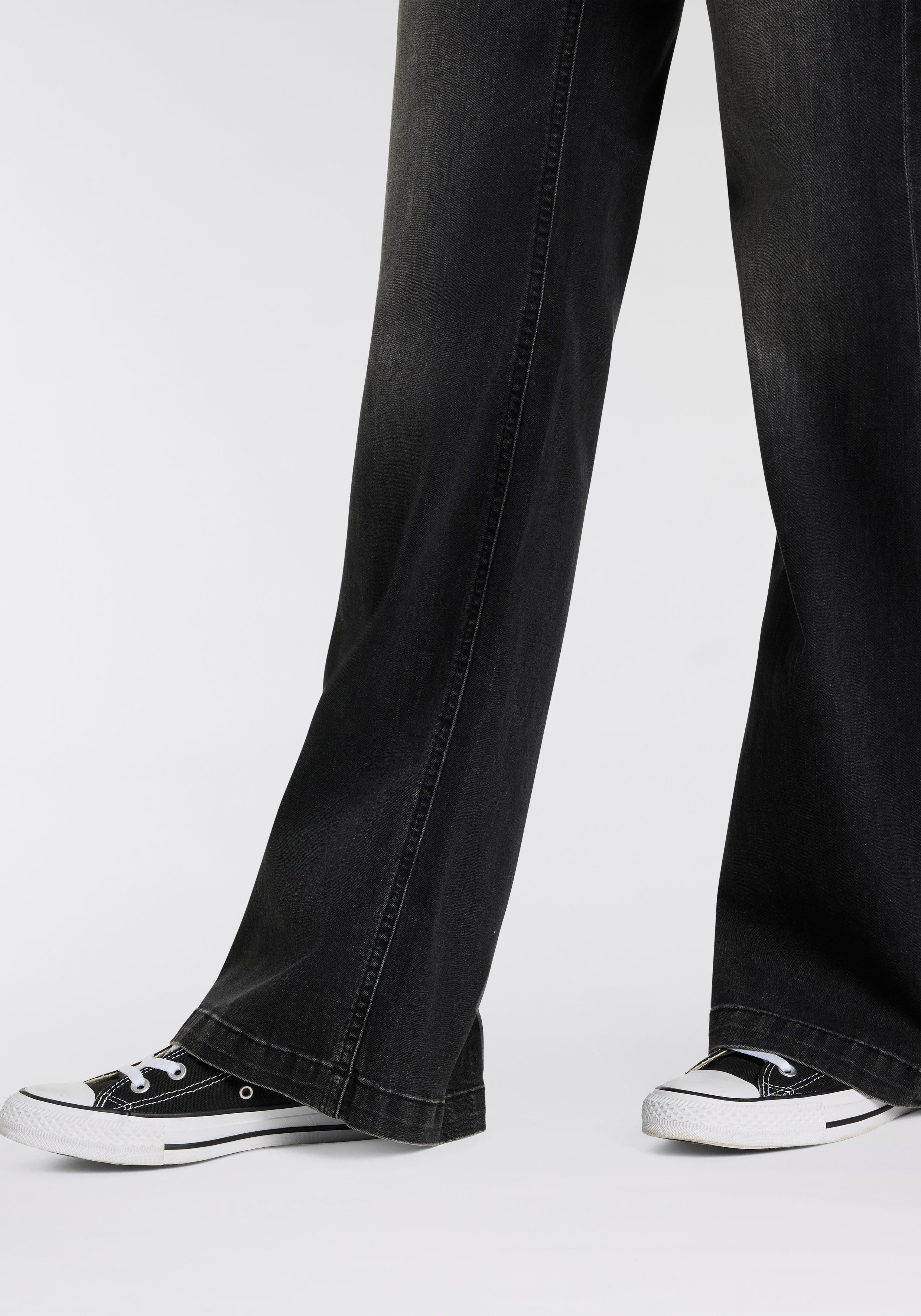 Herrlicher 5-Pocket-Jeans Edna Denim Black Light Flared Fit mit Abnähern