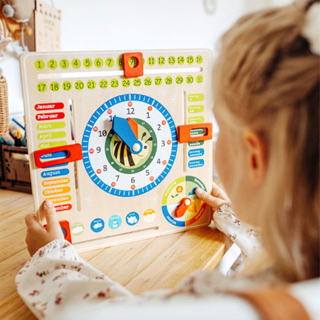 Small Foot Spieluhr Lerntafel Datum, Uhr und Jahreszeiten, (packung, 1-tlg), macht das Lernen zum Erlebnis.