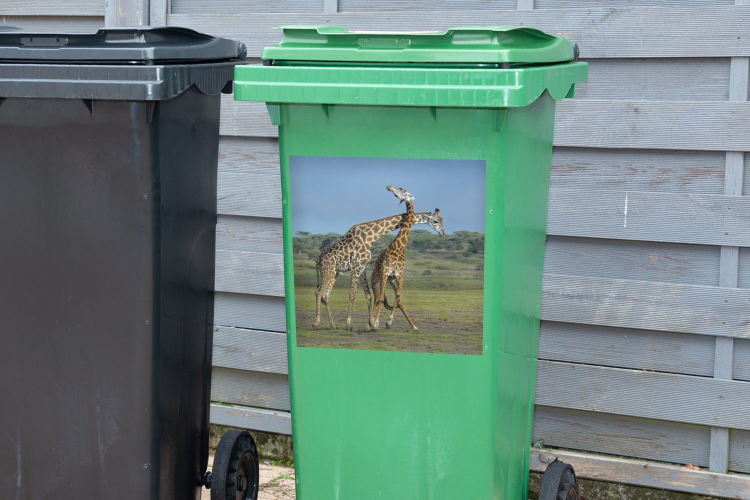 blauem MuchoWow Zwei Sticker, (1 St), Mülleimer-aufkleber, erwachsene Wandsticker unter Abfalbehälter Himmel Giraffen Mülltonne, Container,