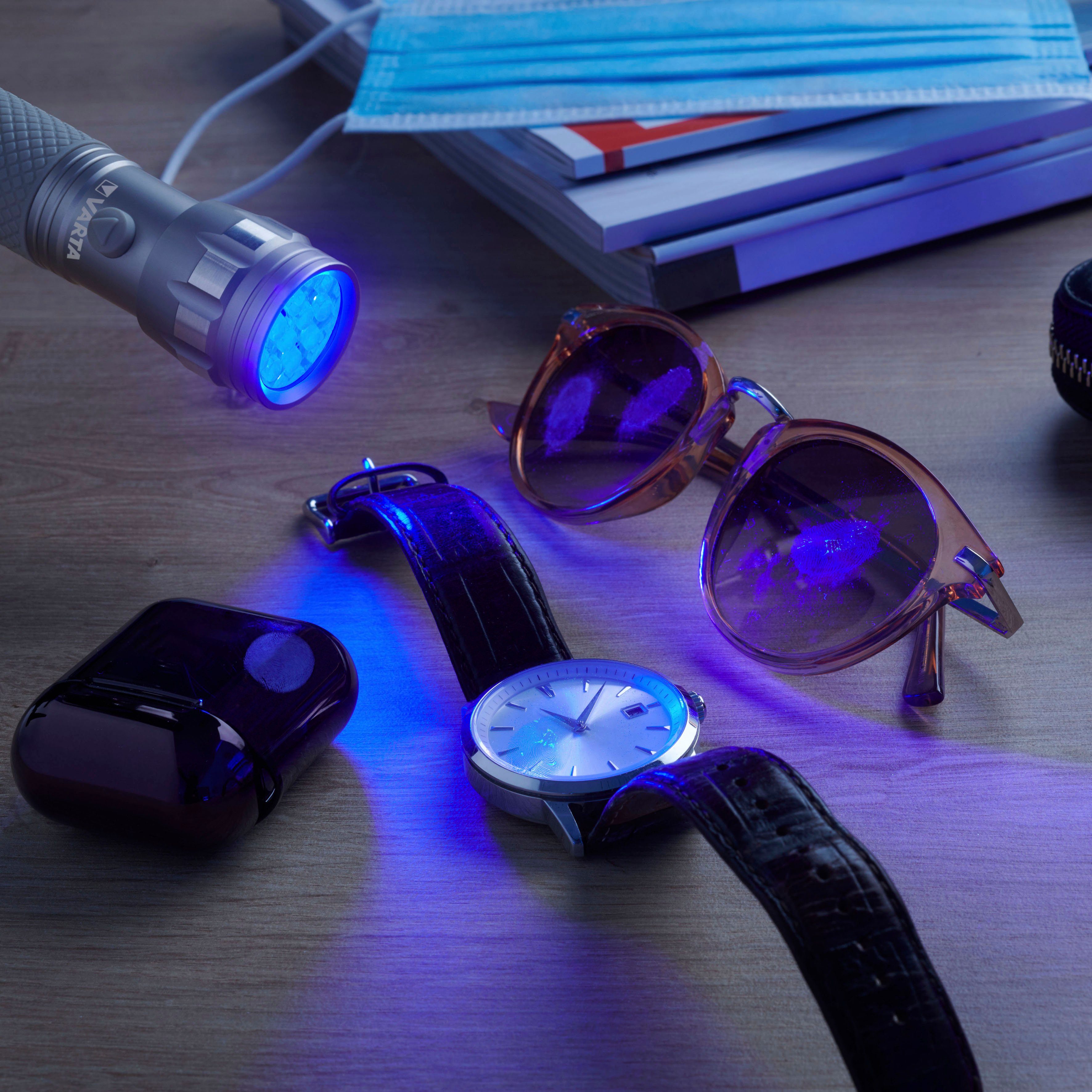macht sichtbar Unsichtbares Hygienehilfe Leuchte Taschenlampe UV Licht Schwarzlicht mit VARTA (Set),