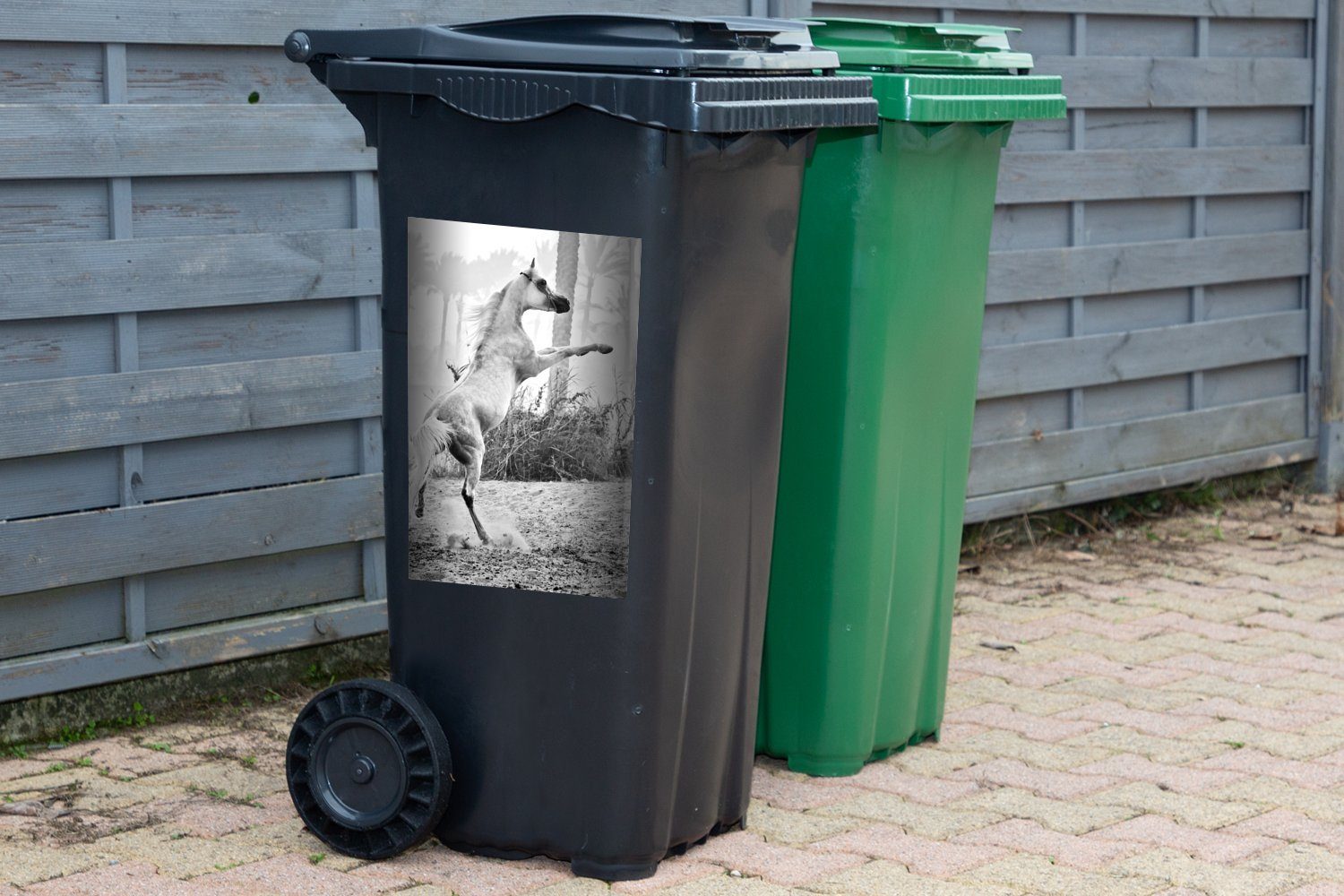 MuchoWow Wandsticker Tänzelndes Pferd - schwarz Abfalbehälter Sticker, weiß und Mülleimer-aufkleber, (1 St), Mülltonne, Container