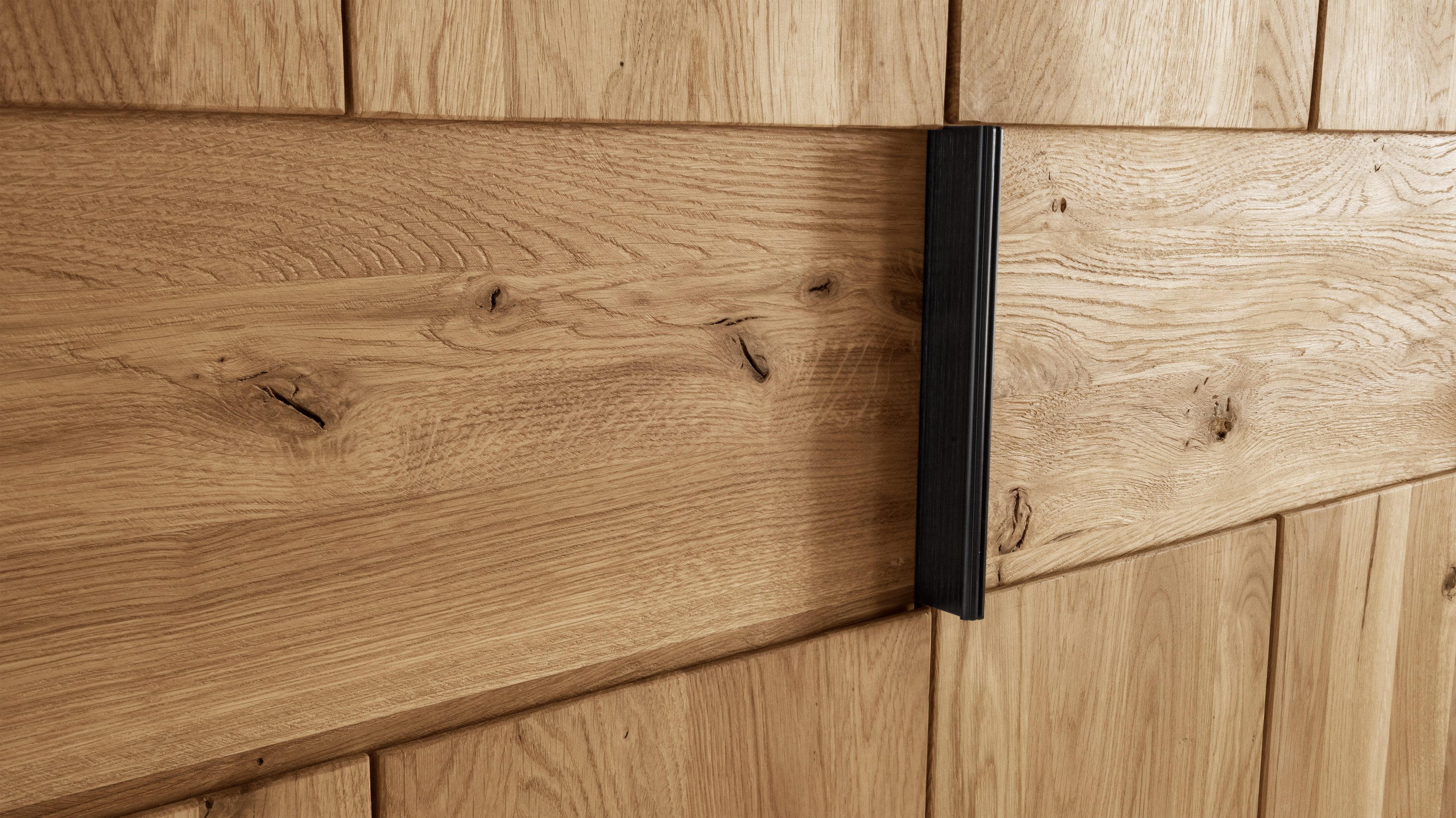 Home affaire Kleiderschrank Huven, Kleiderschrank mit viel Stauraum, aus Massivem Eichenholz Scandi, 218cm Hoch, 1 Kleiderstange & 1 Fach, Bügelgriff & Soft-Close