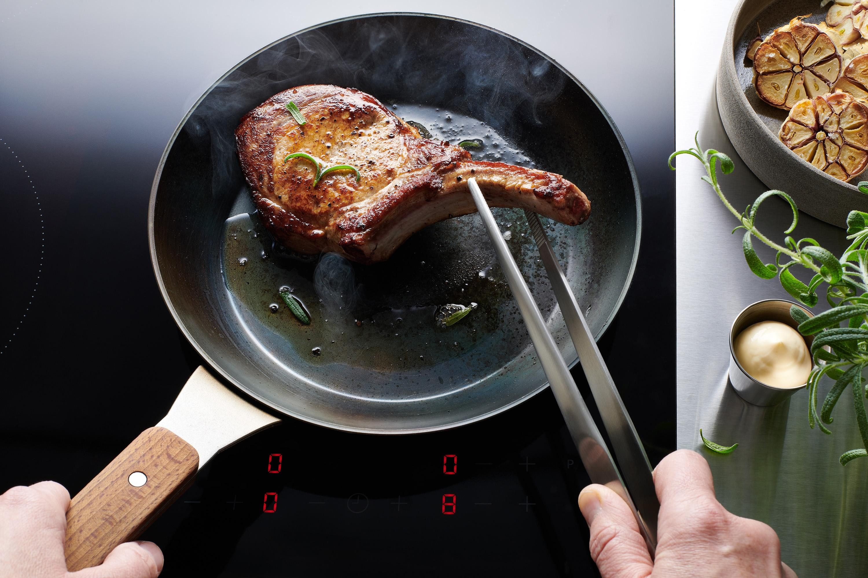 WOLL Bratpfanne Woll Carbon Steel Flachpfanne, Karbon-Stahl (1-tlg), natürlicher Antihafteffekt nach dem Einbrennen