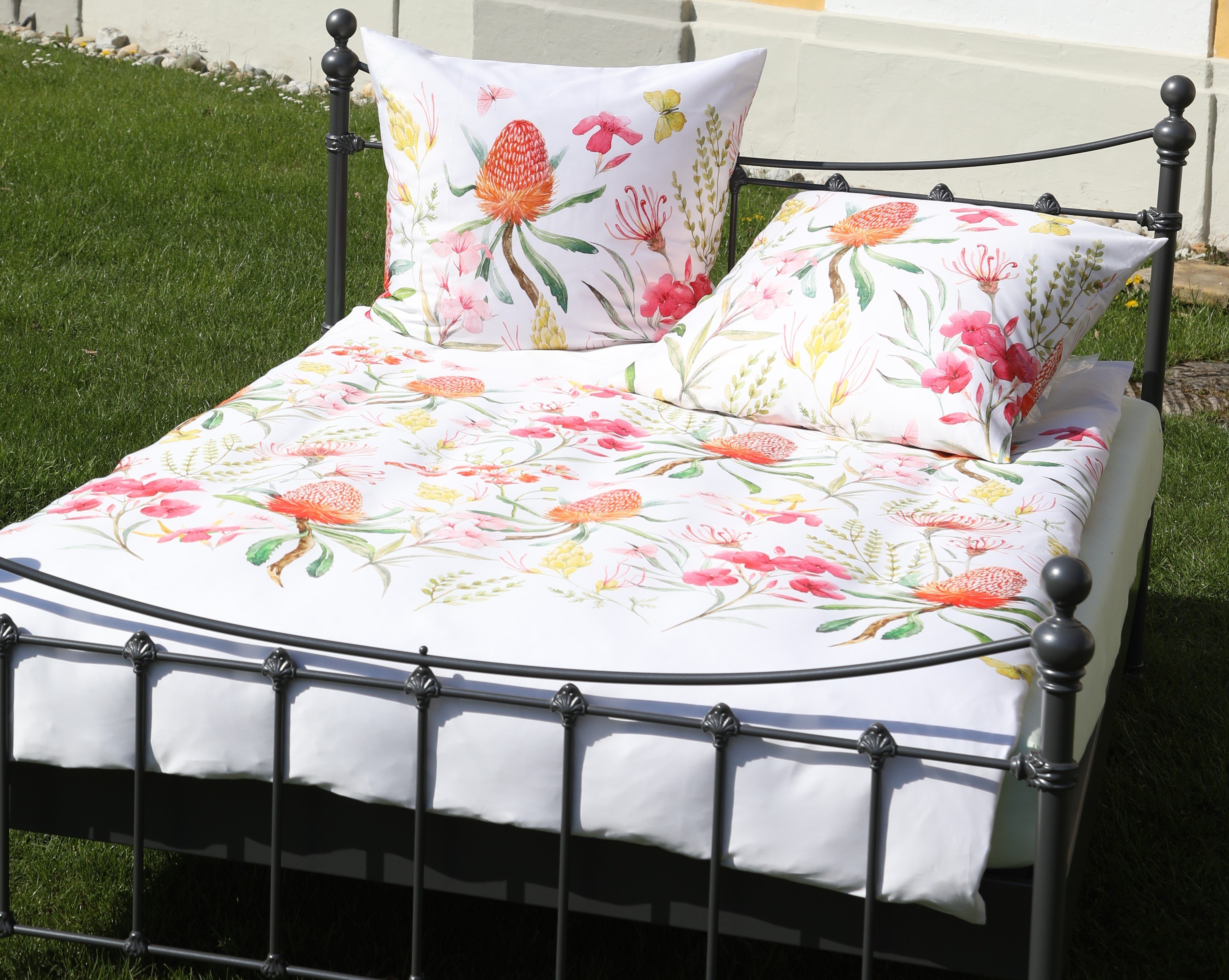 sister s. Bettwäsche Bettwäsche-Set RIVA made in Europe reine Baumwolle atmungsaktiv, Satin, 2 teilig, außergewöhnliche Blumen Blüten elegant champagnerfarbener Hintergrund