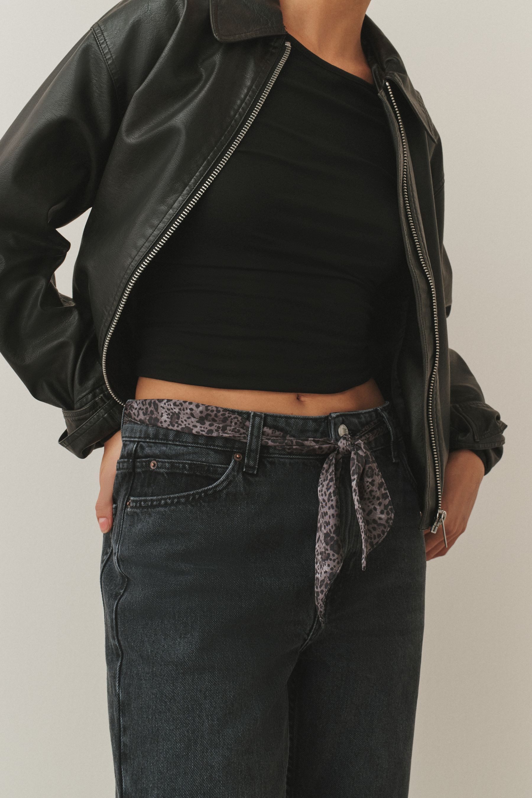 Next Gerade Jeans Knöchellange Straight Fit Jeans mit Schal (2-tlg)