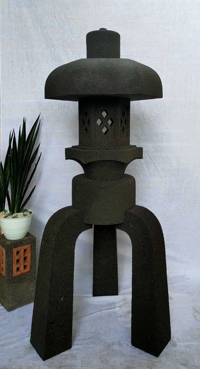 reines drei mit Laterne Lavastein handgefertig. Ein Pagoda Gartenfigur Naturprodukt. Laterne echtem aus Füßen, IDYL Lavastein