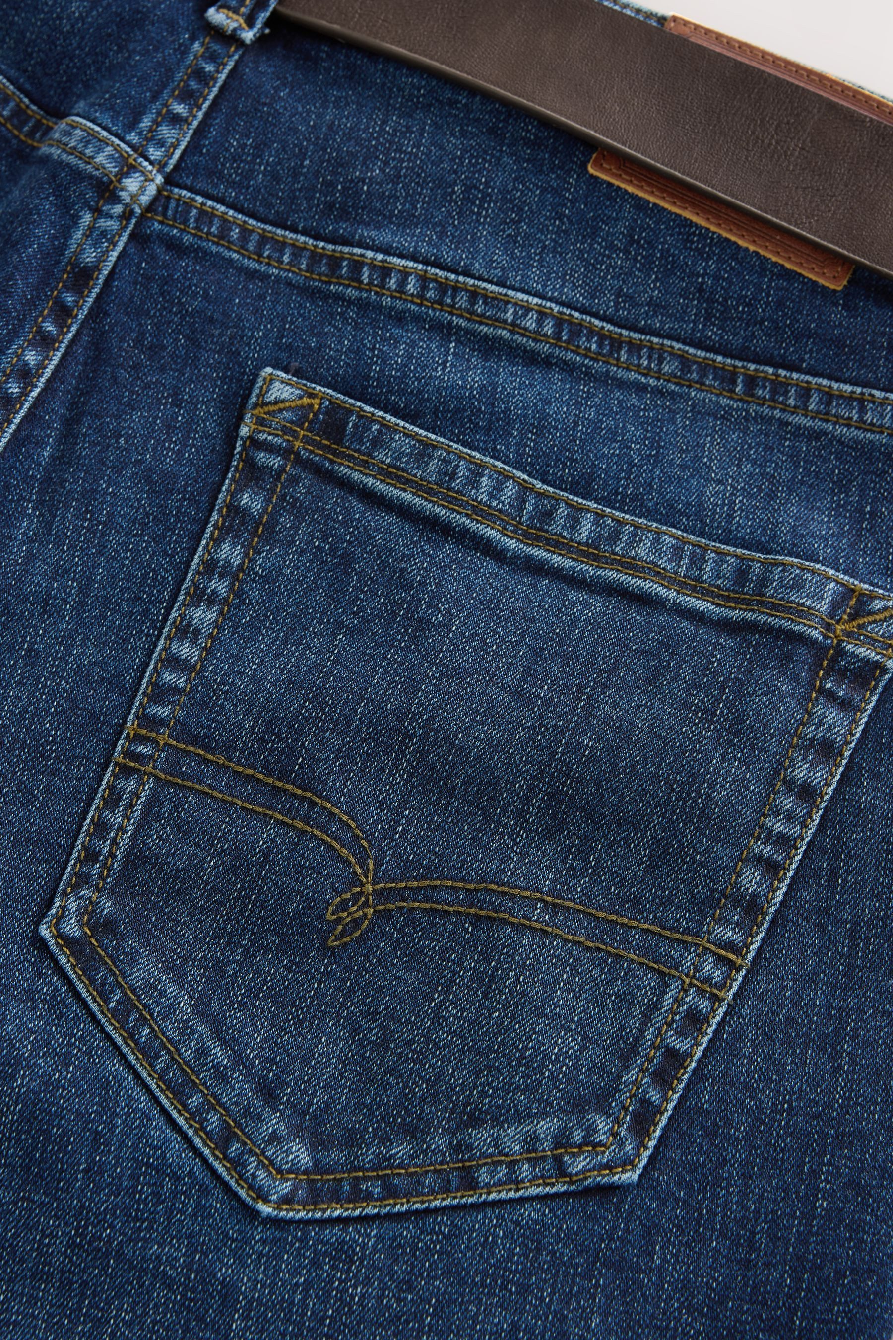 Next Bootcut-Jeans Signature Bootcut-Jeans mit Gürtel (2-tlg)