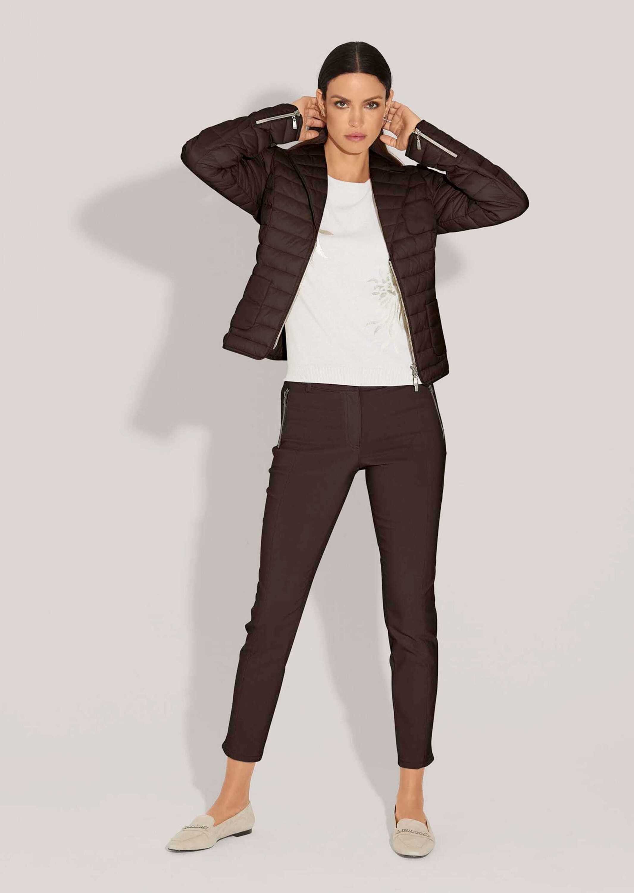 MADELEINE Steppjacke Wattierte Damenjacke mit sportivem Touch Taillierte Jacke mit Reverskragen, Zweiwege-Reißverschluss