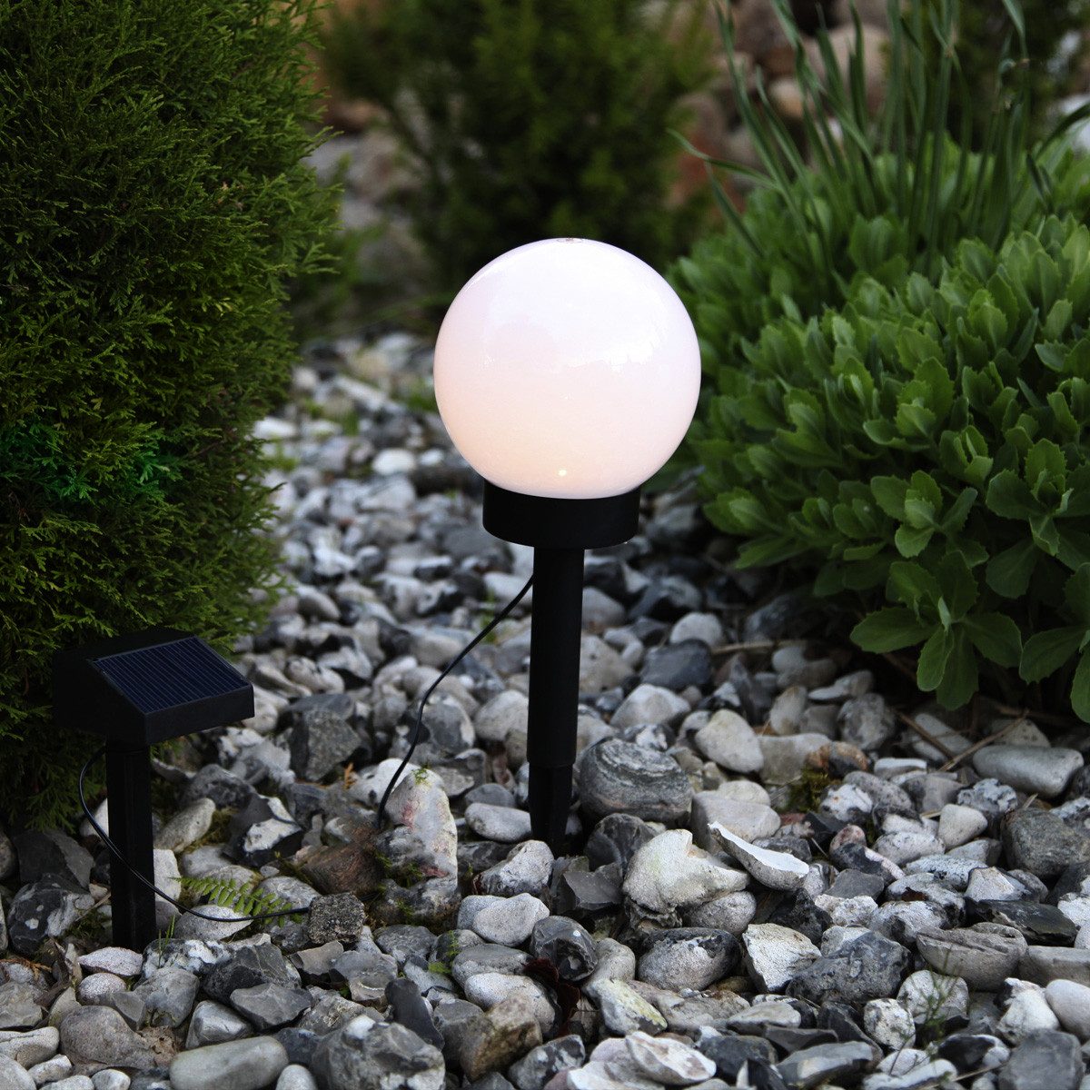 STAR TRADING LED Gartenstrahler LED Solar Gartenkugel Erdspieß 32cm, 15cm warmweiße LED Lichtsensor, LED Classic, warmweiß (2100K bis 3000K)