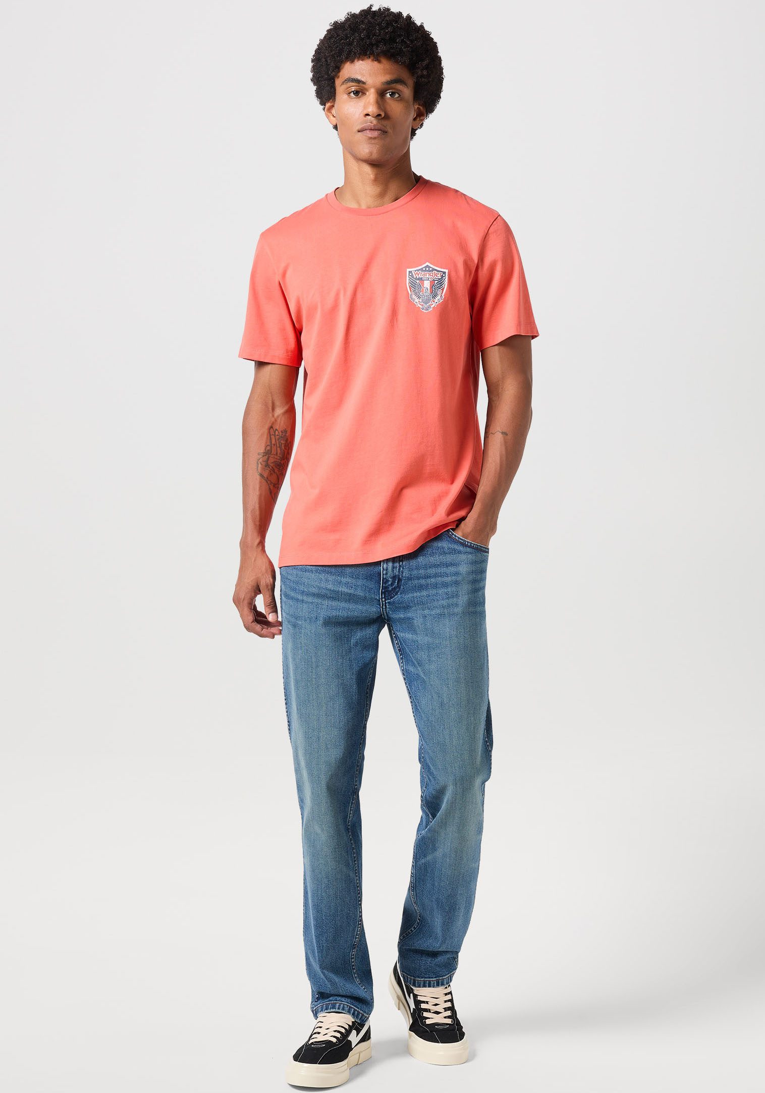 Wrangler T-Shirt AMERICANA mit Markenlabel auf der Brust