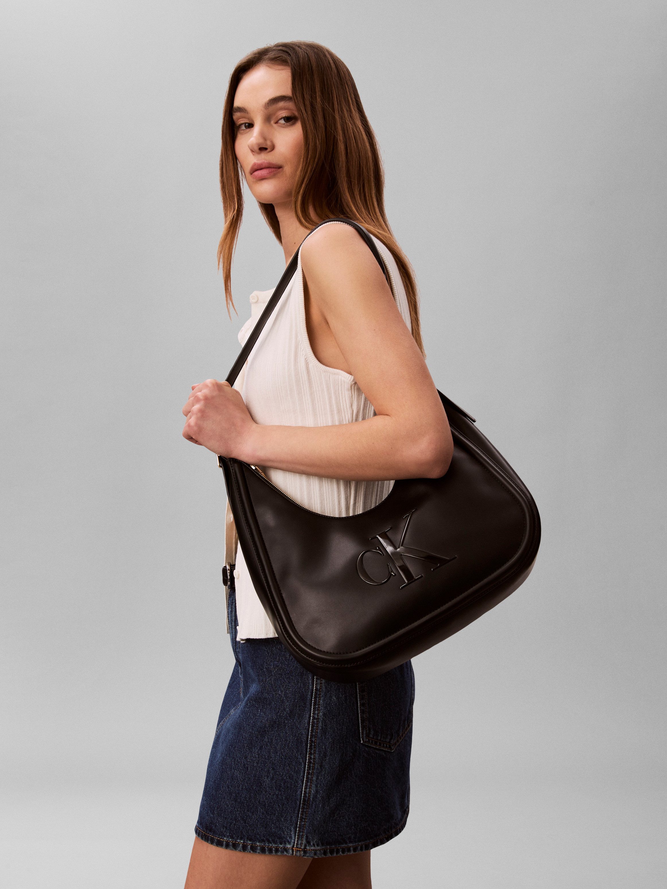Calvin Klein Henkeltasche BOLD CK CRESCENT BAG, Schultertasche, Umhängetasche, Hobo Bag mit Logoschriftug